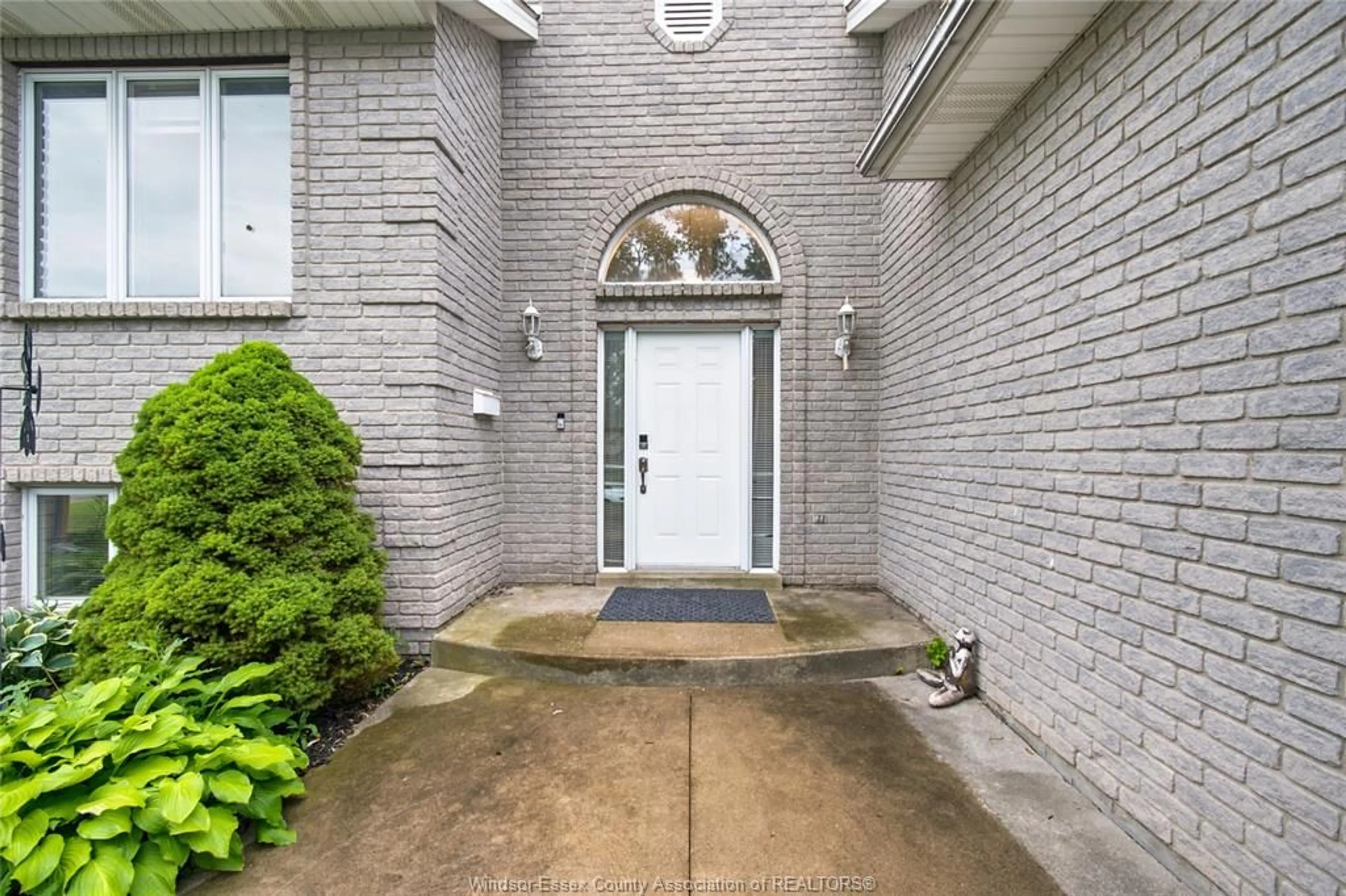 Indoor entryway for 312 BOUFFARD, LaSalle Ontario N9J 1G2
