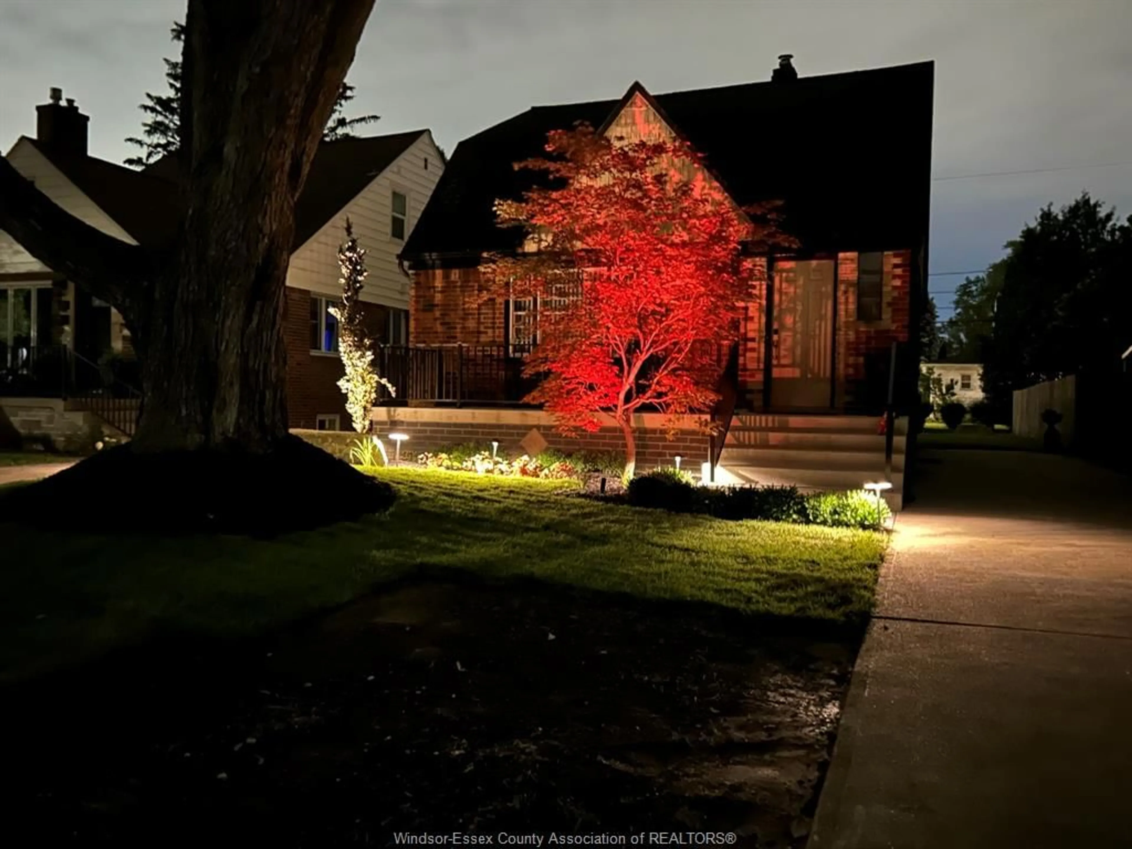 A pic from outside/outdoor area/front of a property/back of a property/a pic from drone, street for 2332 MOY Ave, Windsor Ontario N8W 2M8
