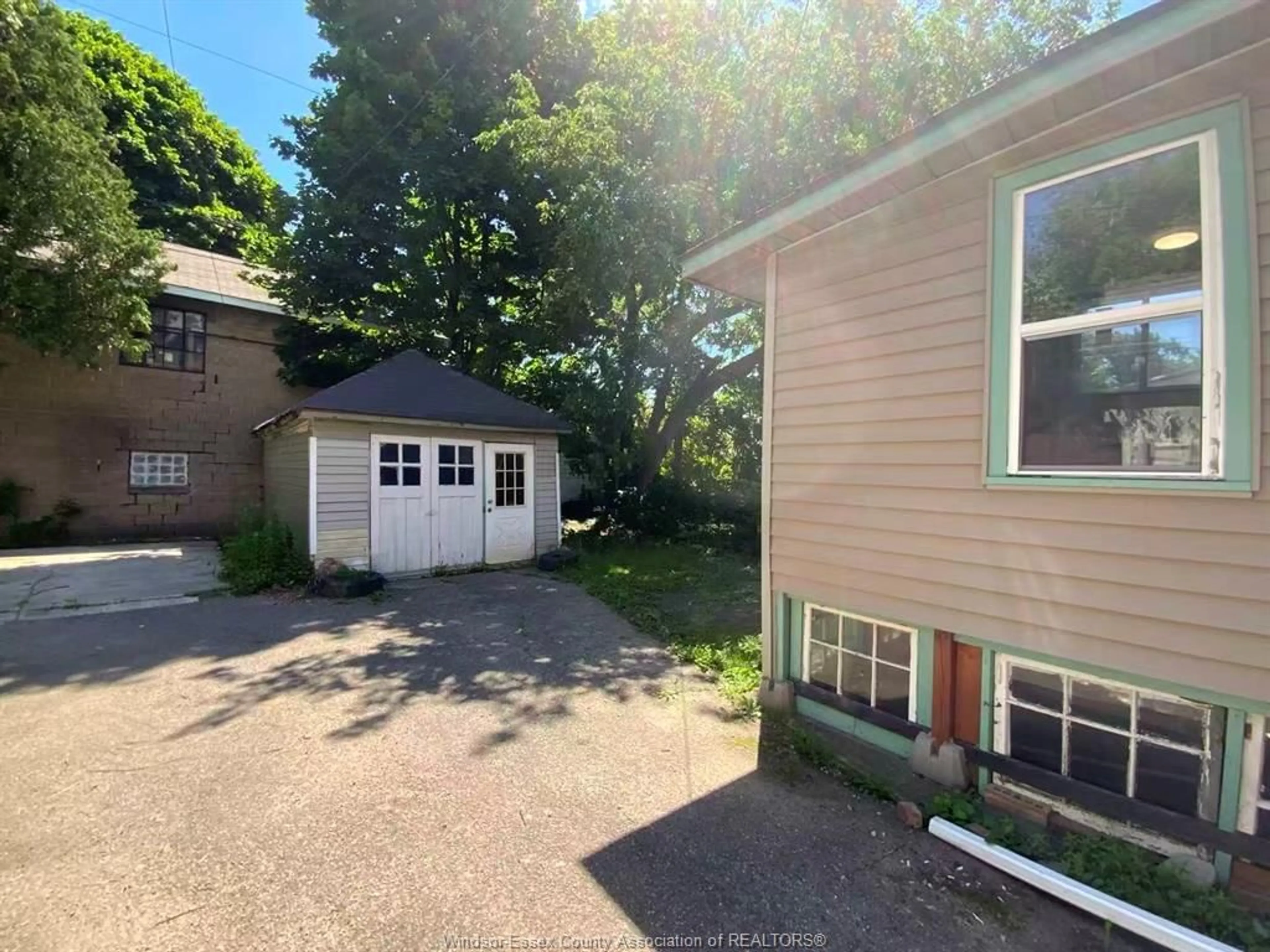 A pic from outside/outdoor area/front of a property/back of a property/a pic from drone, street for 356 RANKIN AVE, Windsor Ontario N9B 2R7