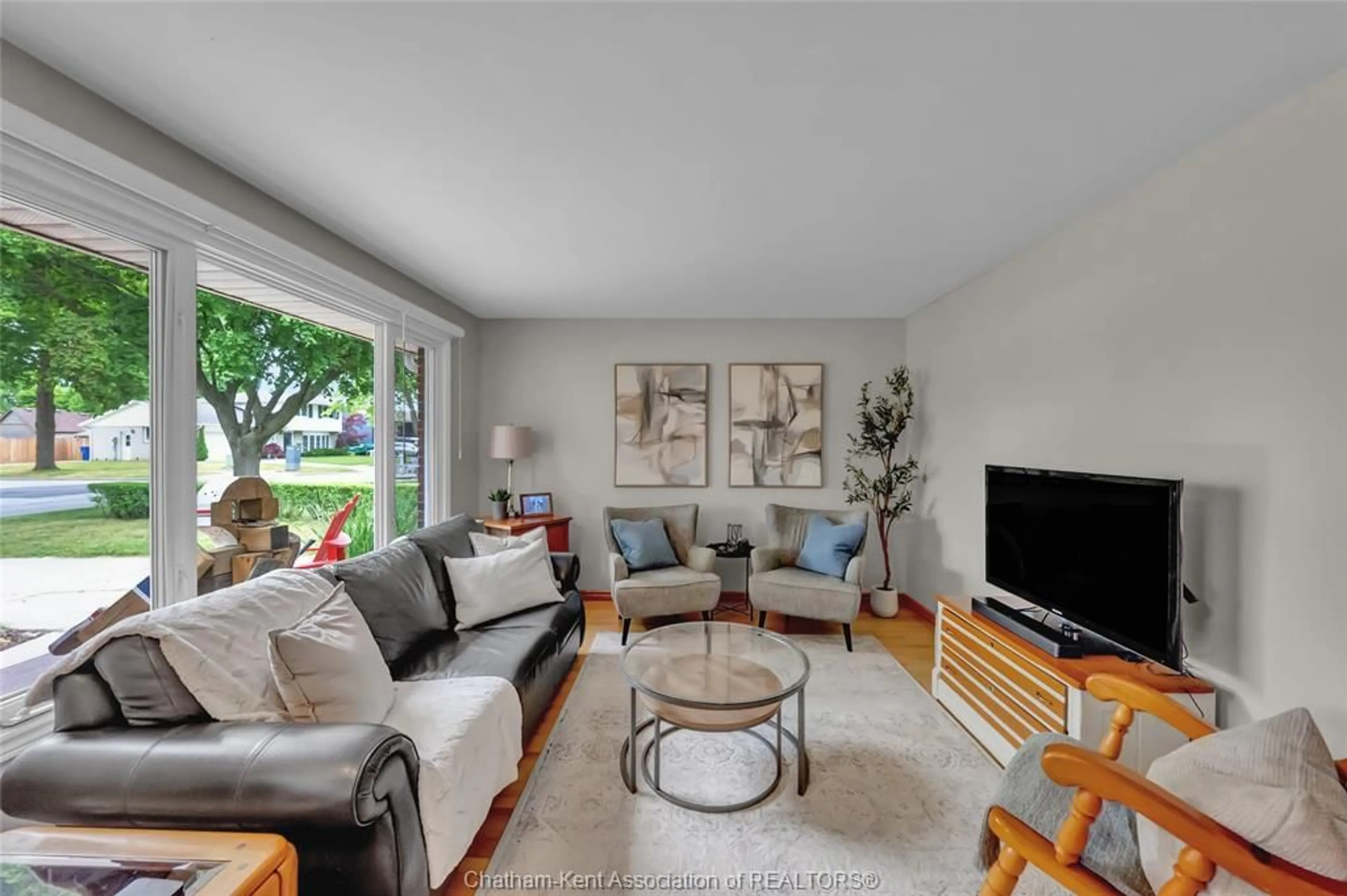 Living room with furniture, unknown for 44 BALMORAL Rd, Chatham Ontario N7L 4N5