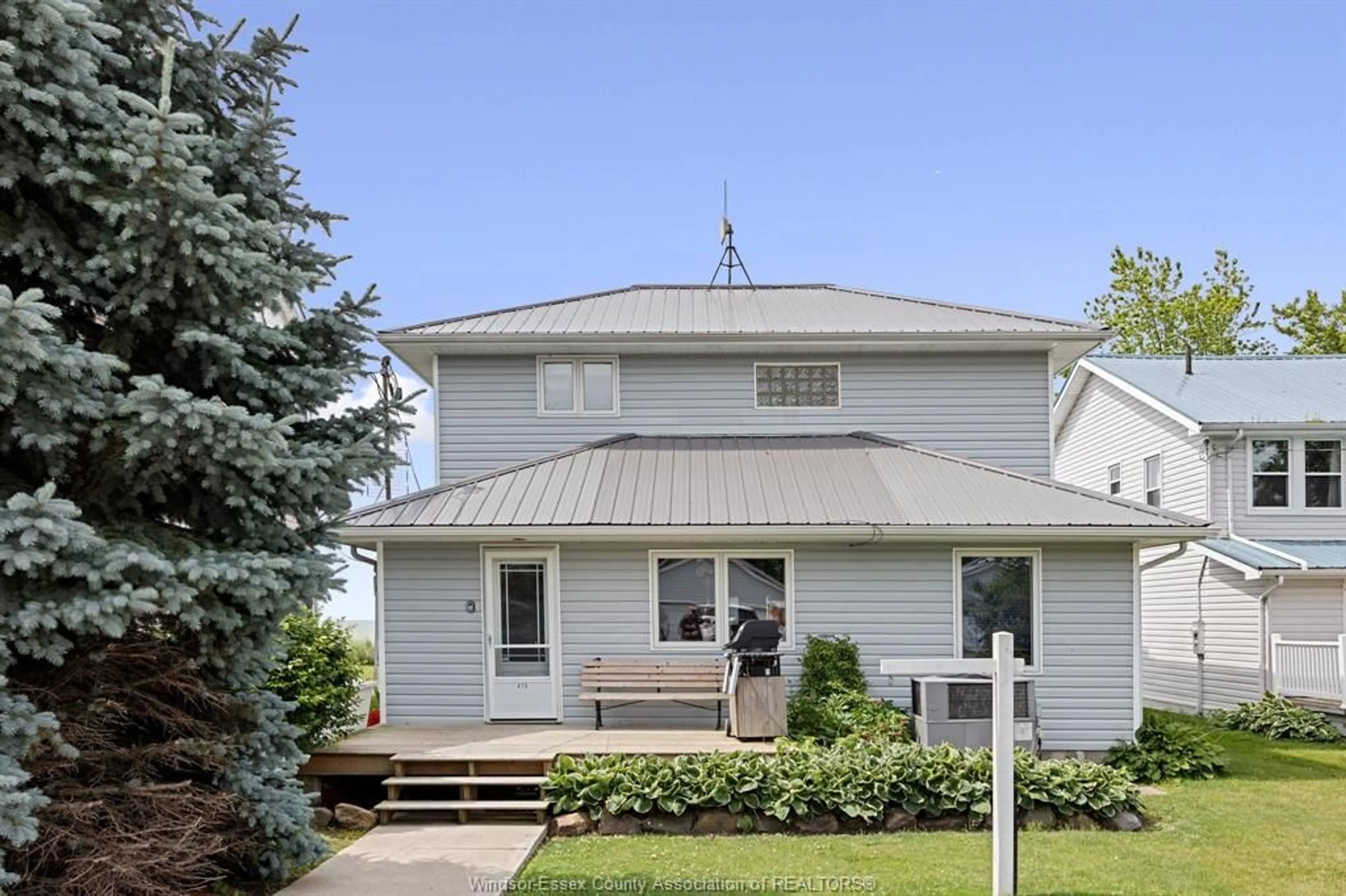Home with vinyl exterior material, street for 419 LAKESIDE, Amherstburg Ontario N0R 1G0