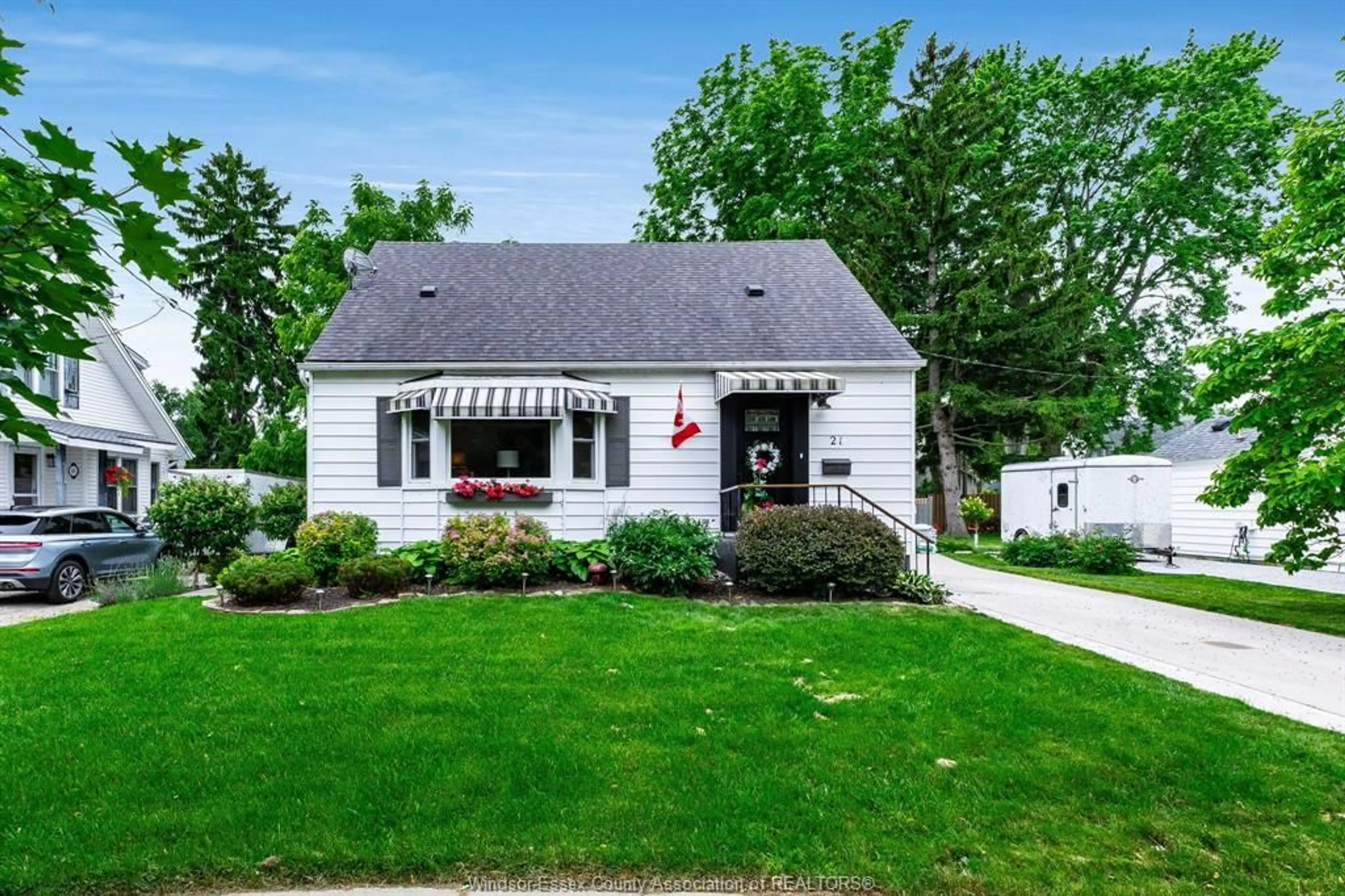 Home with vinyl exterior material, street for 21 Prospect St, Kingsville Ontario N9Y 1M6