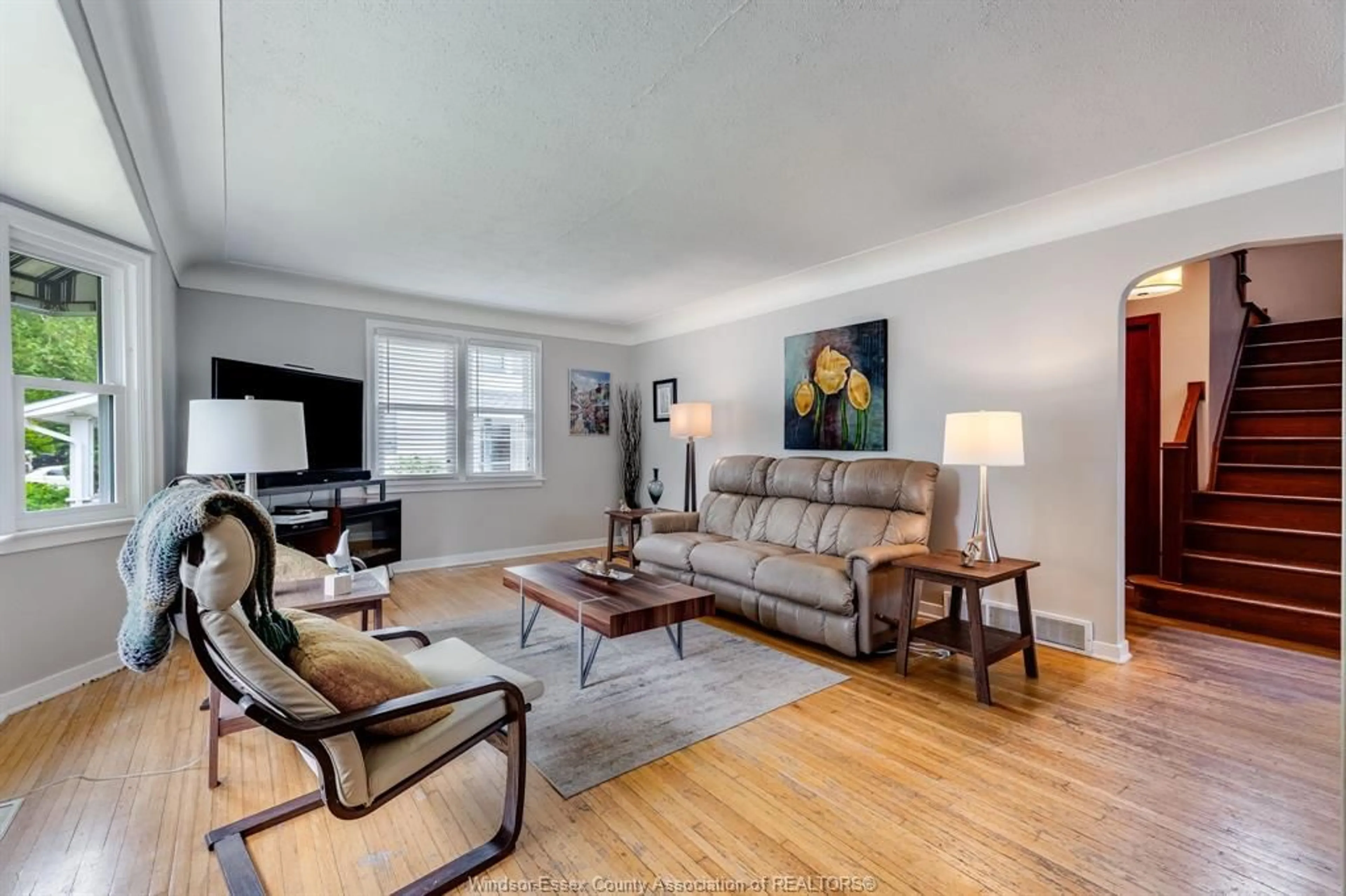 Living room with furniture, wood/laminate floor for 21 Prospect St, Kingsville Ontario N9Y 1M6