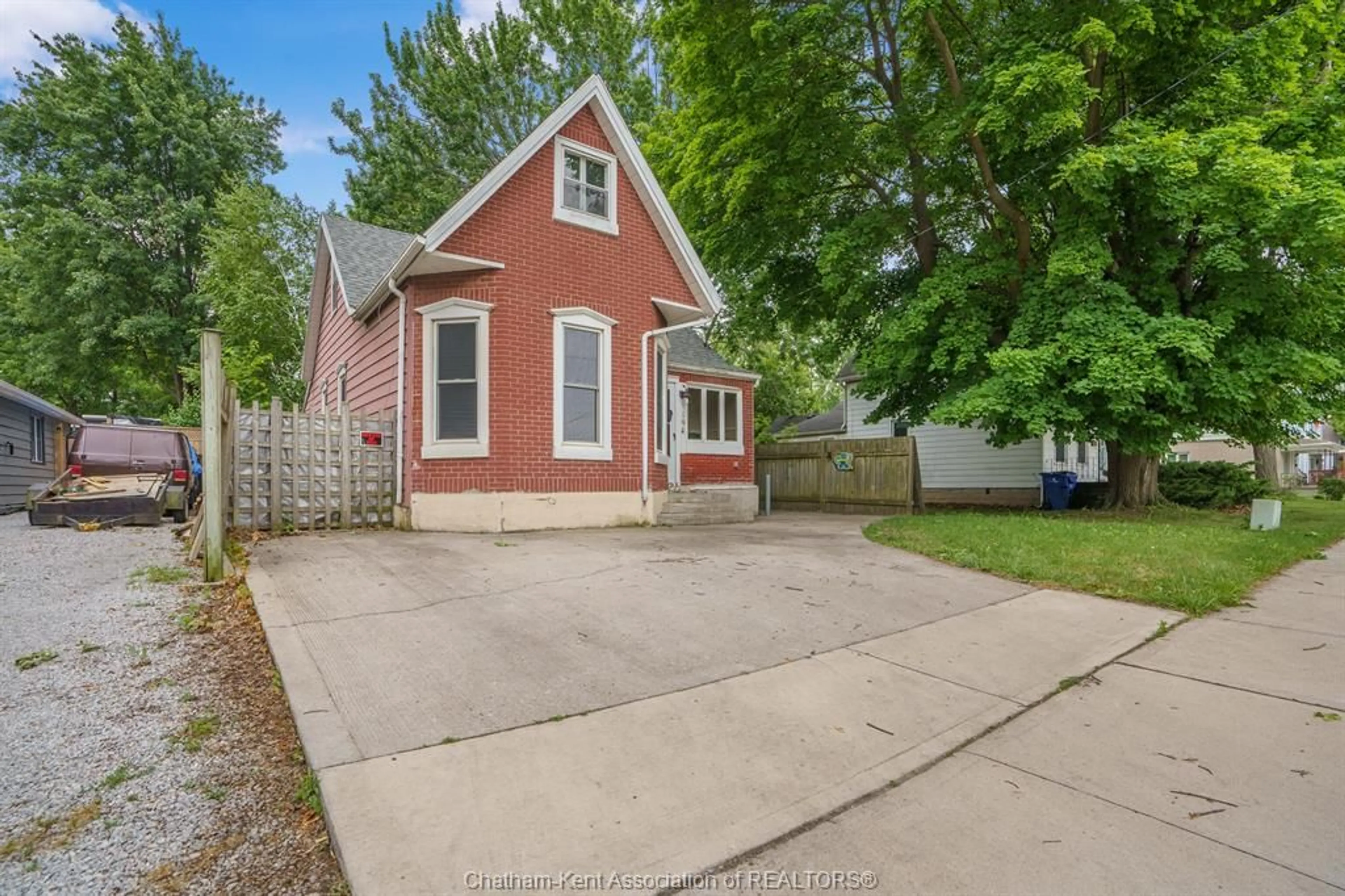 A pic from outside/outdoor area/front of a property/back of a property/a pic from drone, street for 194 Murray St, Chatham Ontario N7M 3L3