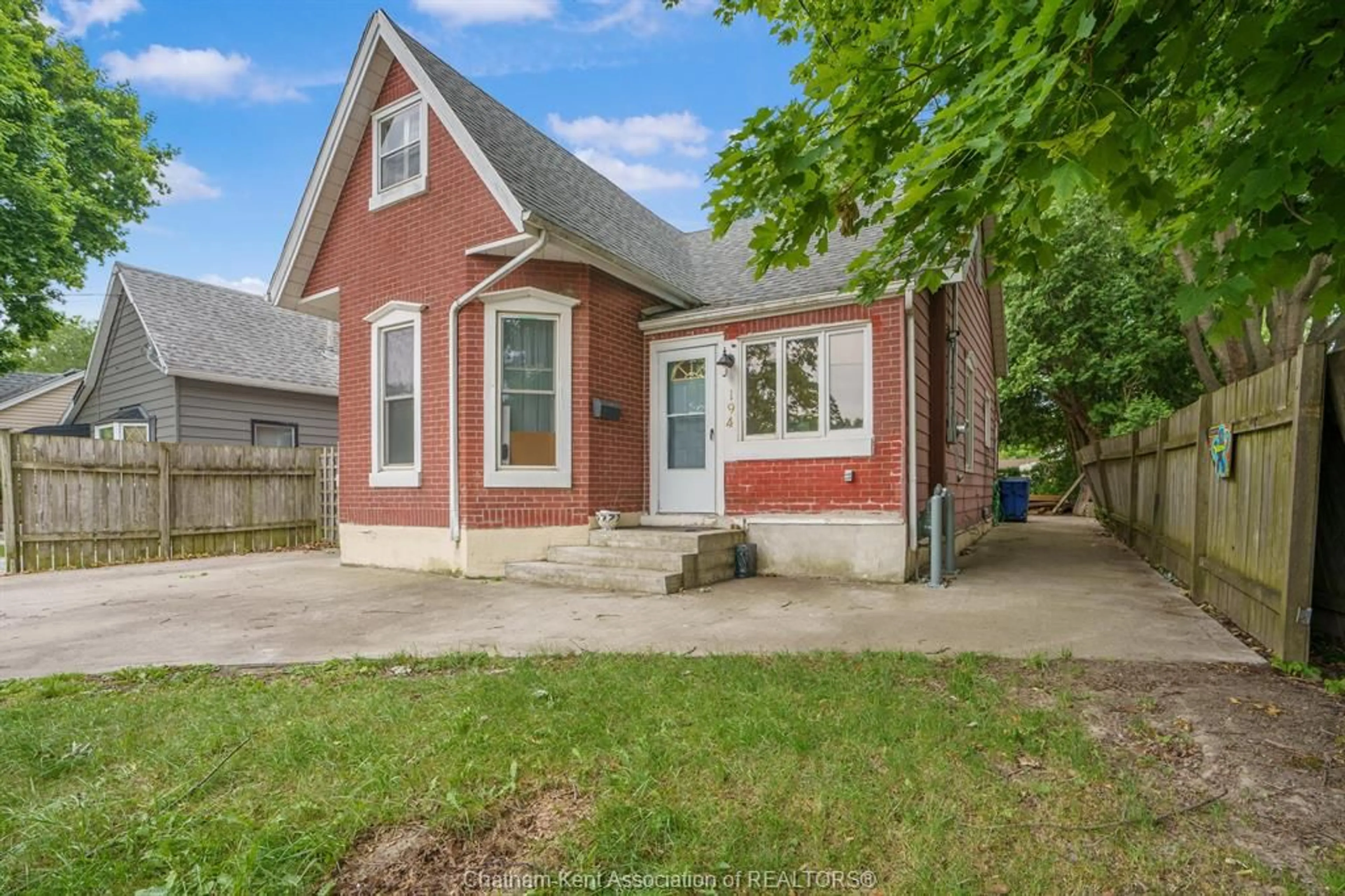 Home with brick exterior material, street for 194 Murray St, Chatham Ontario N7M 3L3
