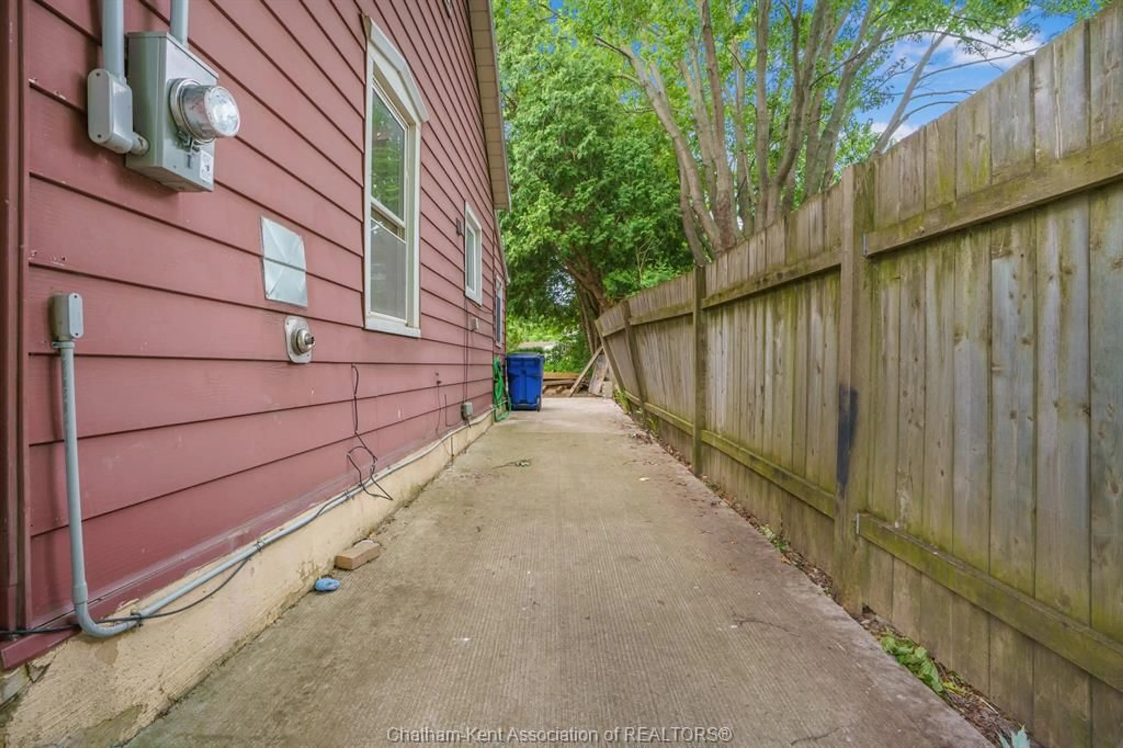 Patio, street for 194 Murray St, Chatham Ontario N7M 3L3