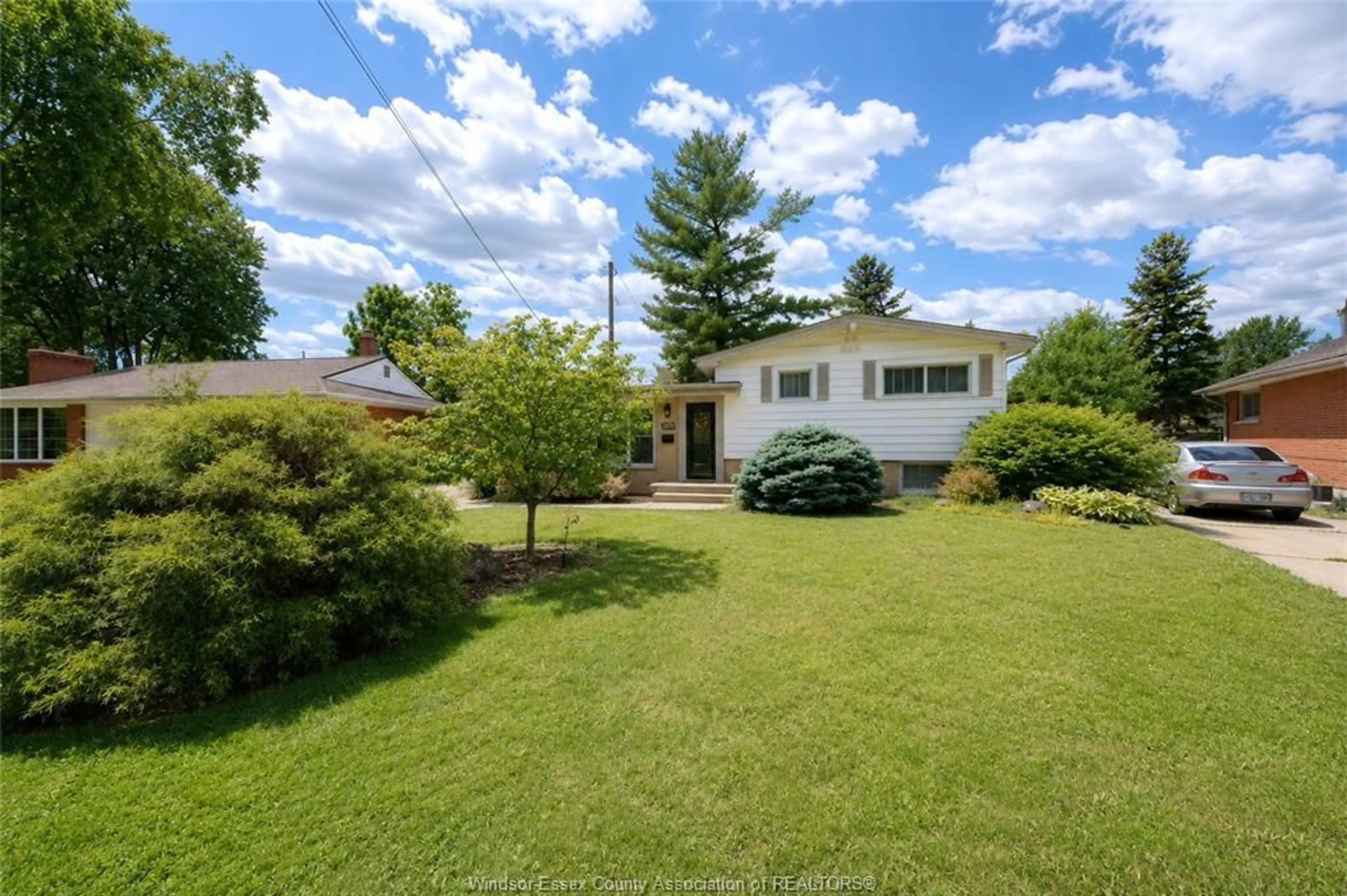 A pic from outside/outdoor area/front of a property/back of a property/a pic from drone, water/lake/river/ocean view for 3939 LONGFELLOW, Windsor Ontario N9G 2B4