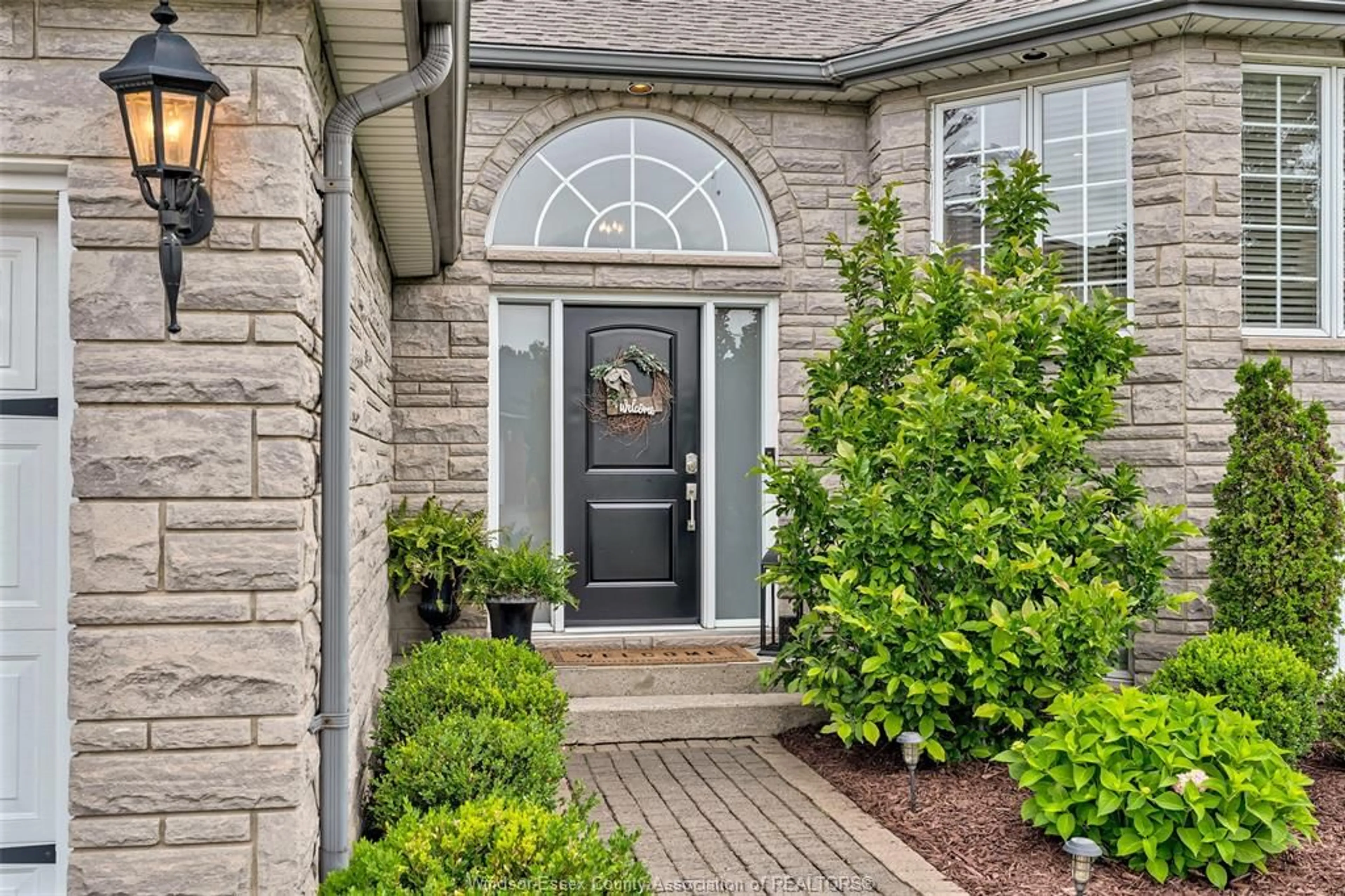 Indoor entryway for 875 SORGE, LaSalle Ontario N9J 3G2