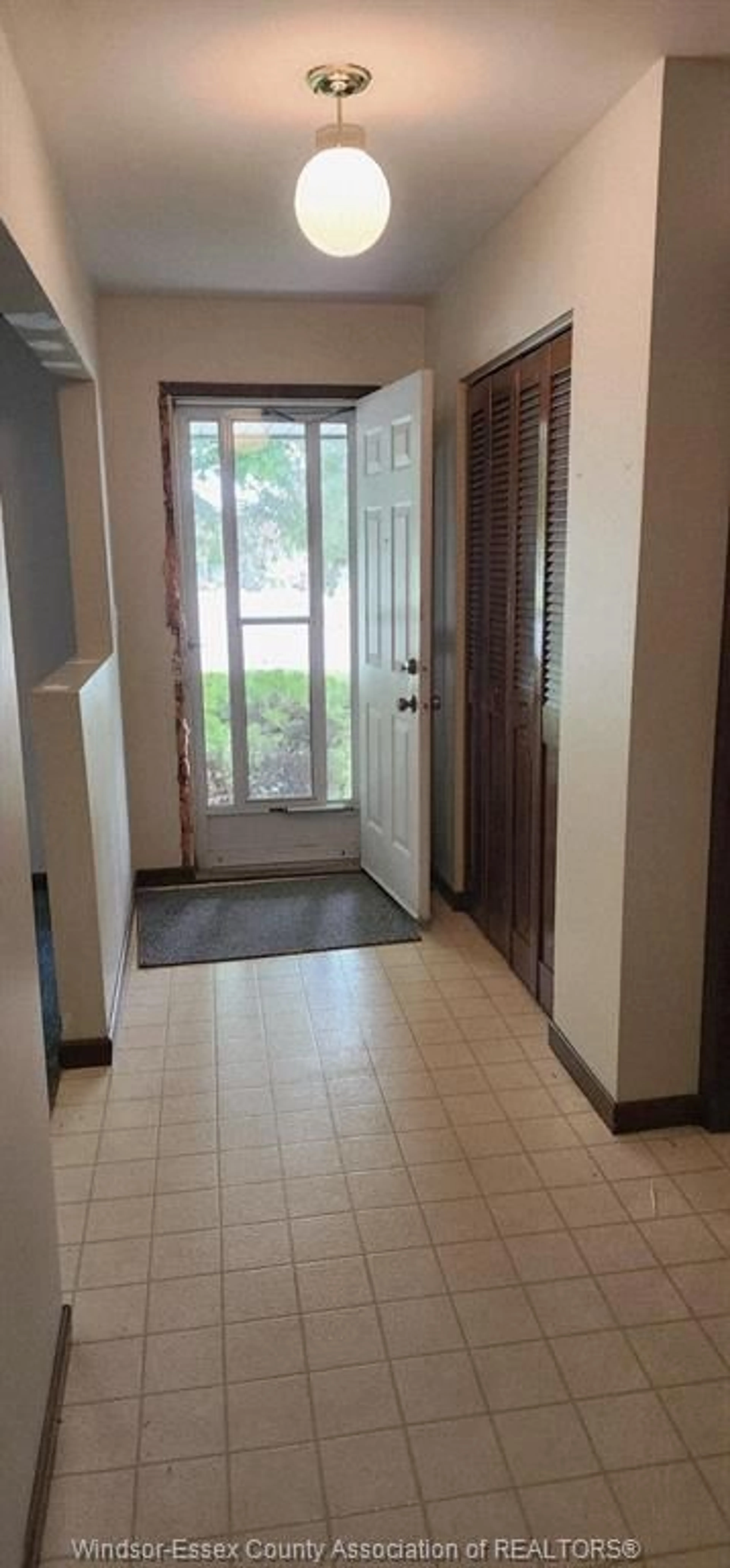 Indoor foyer for 376 FRYER St, Amherstburg Ontario N9V 2L9