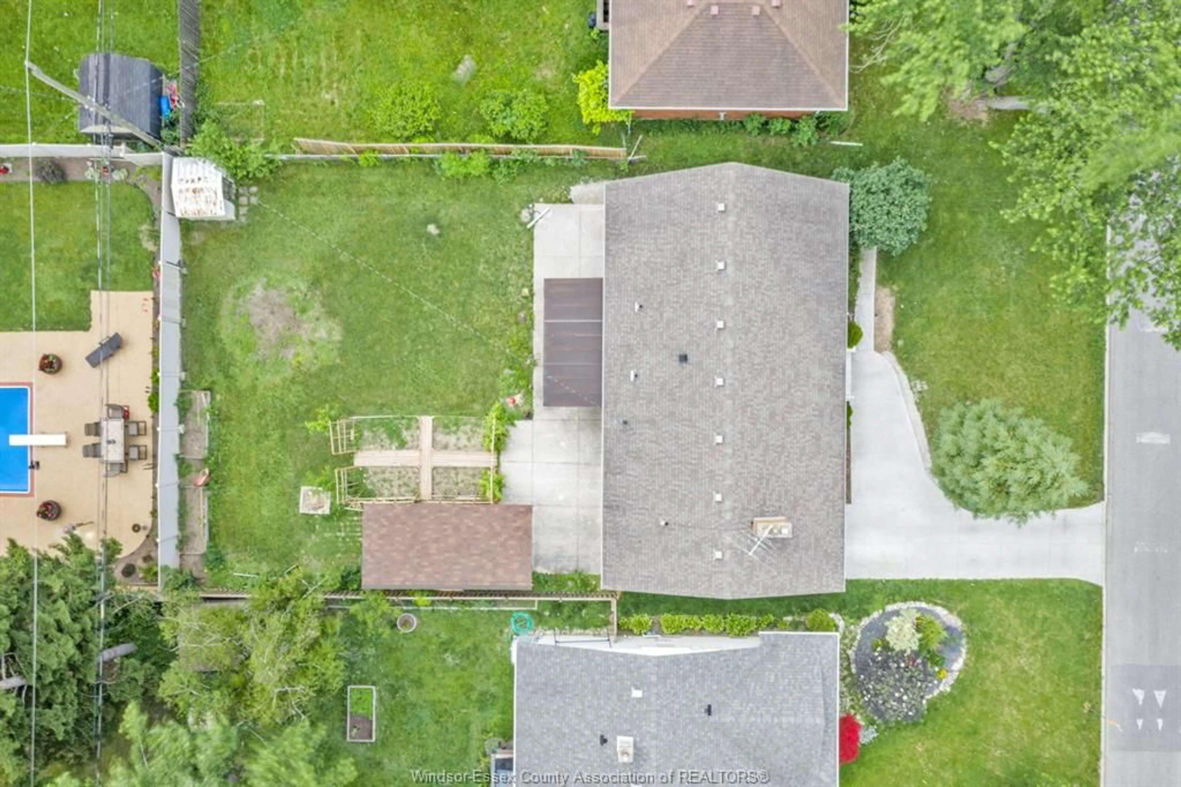 A pic from outside/outdoor area/front of a property/back of a property/a pic from drone, street for 2450 ACADEMY Dr, Windsor Ontario N9E 2G6