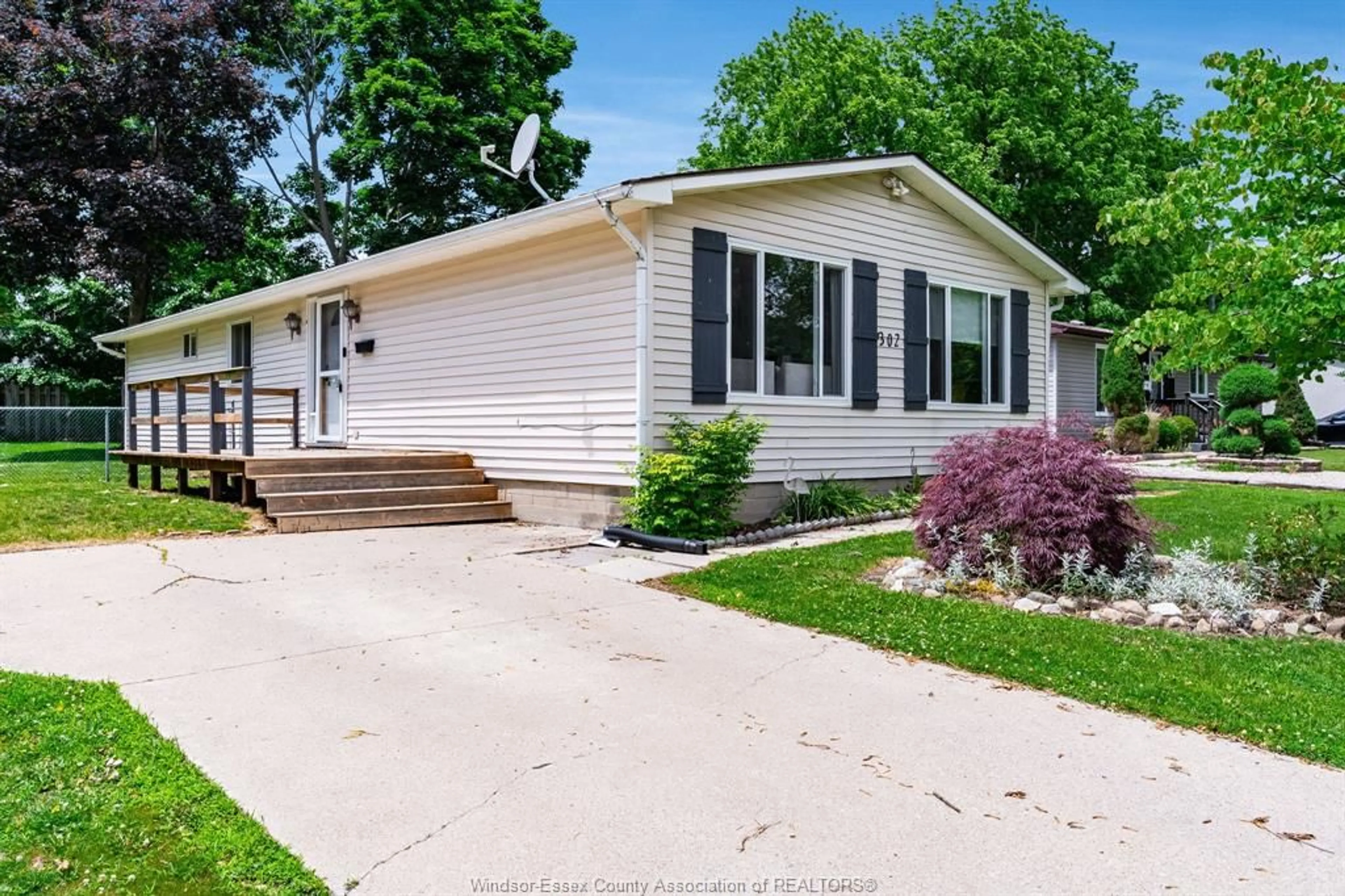 Home with vinyl exterior material, street for 302 Summerset Ave, Kingsville Ontario N9Y 2B9
