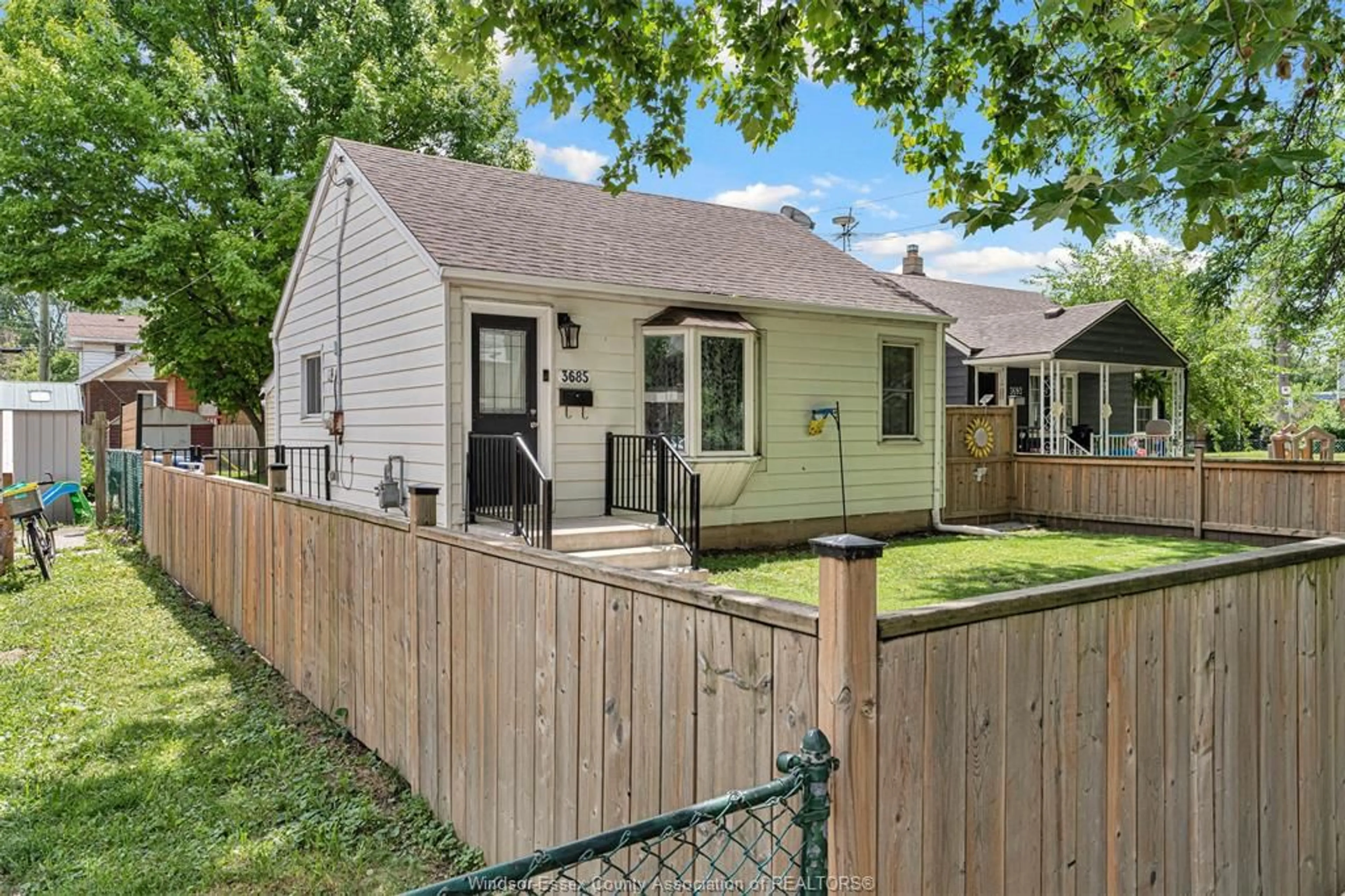 Unknown for 3685 QUEEN St, Windsor Ontario N9C 1P1