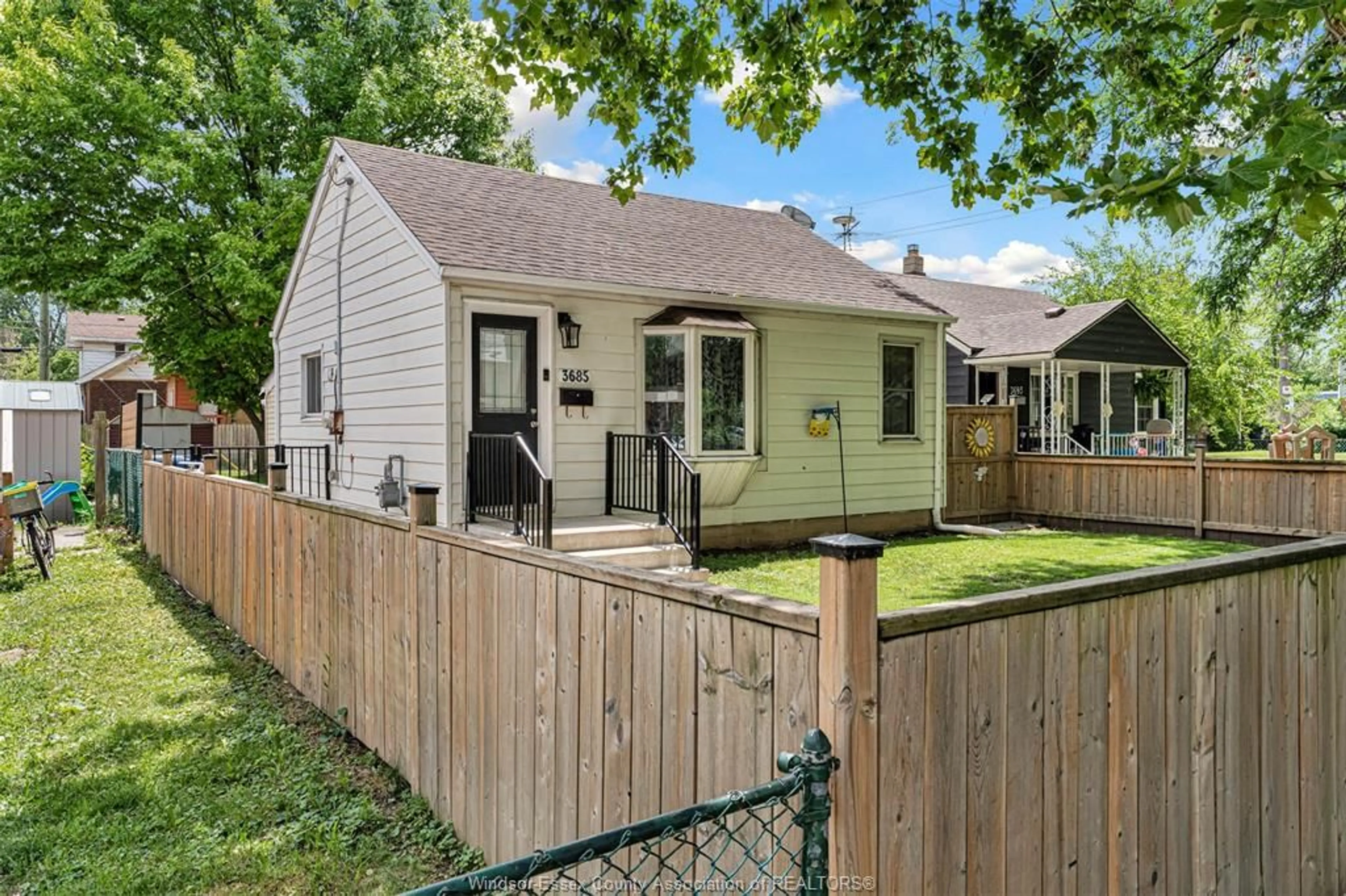 Patio, street for 3685 QUEEN St, Windsor Ontario N9C 1P1