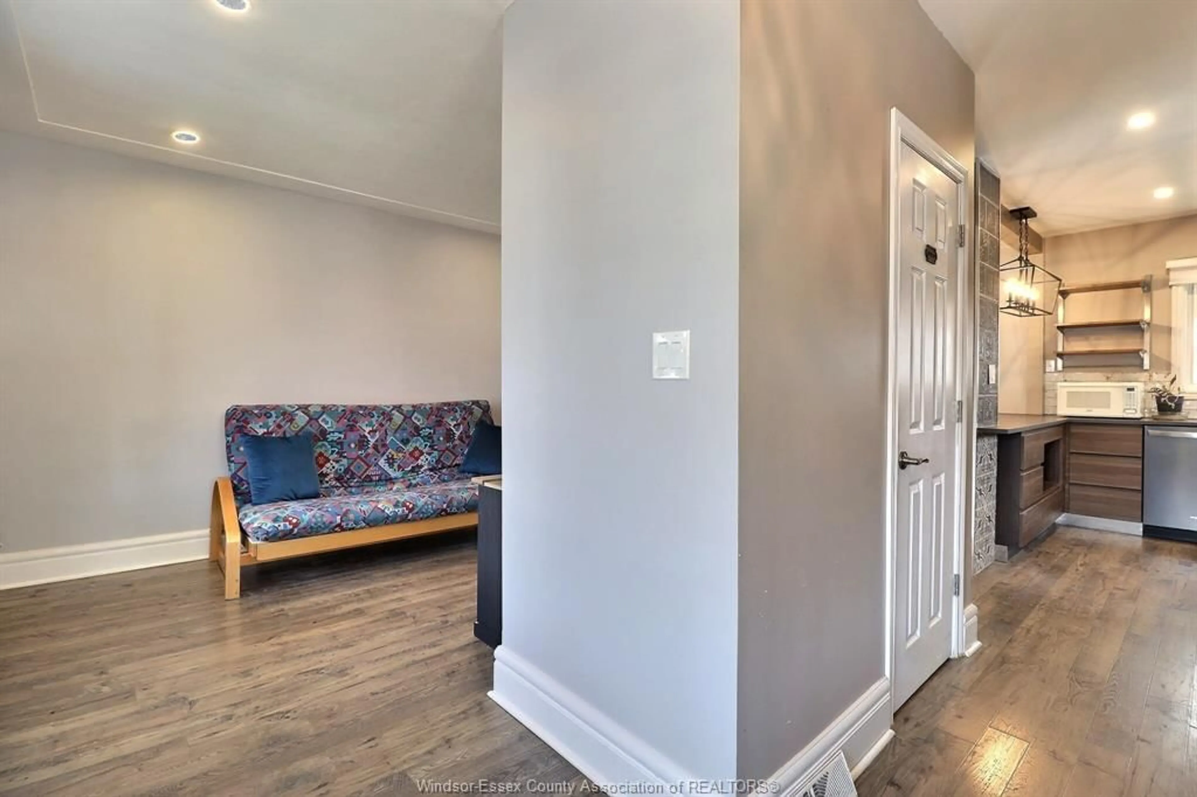 Indoor entryway for 883 PILLETTE, Windsor Ontario N8Y 3B4