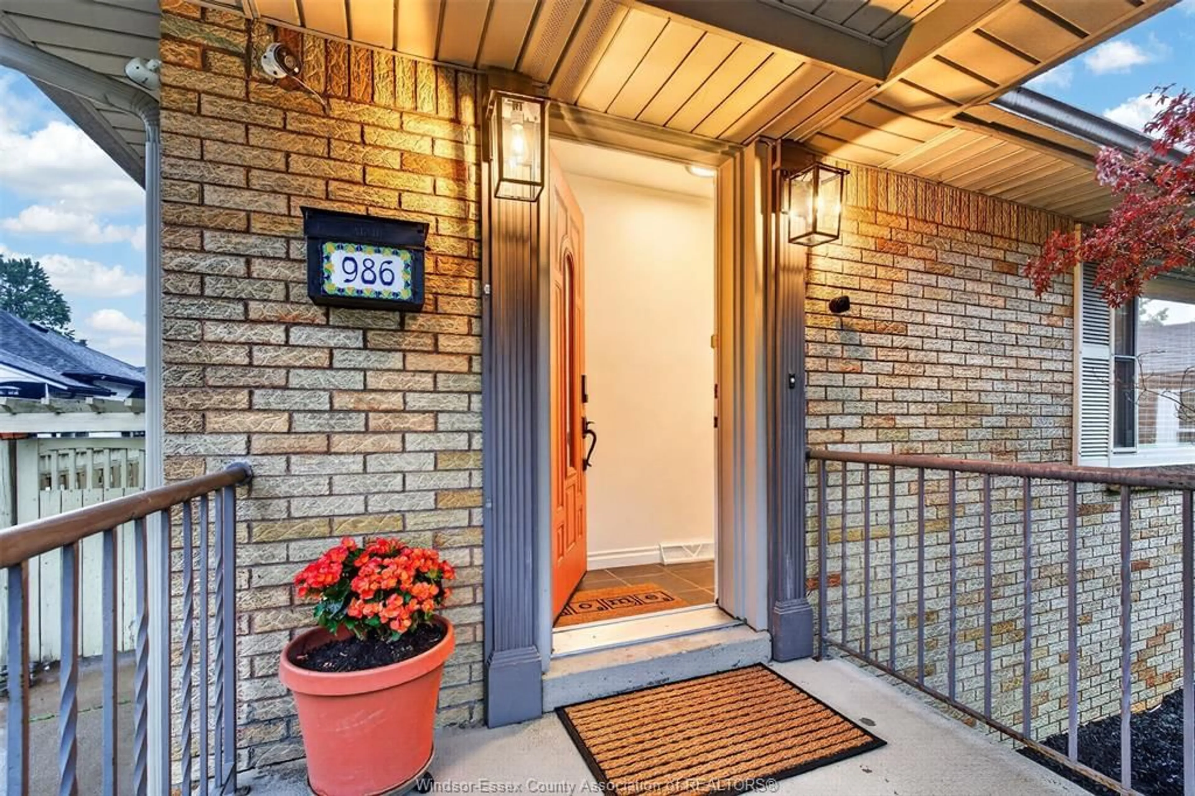Indoor entryway for 986 Belle Isle View Blvd, Windsor Ontario N8S 3G5