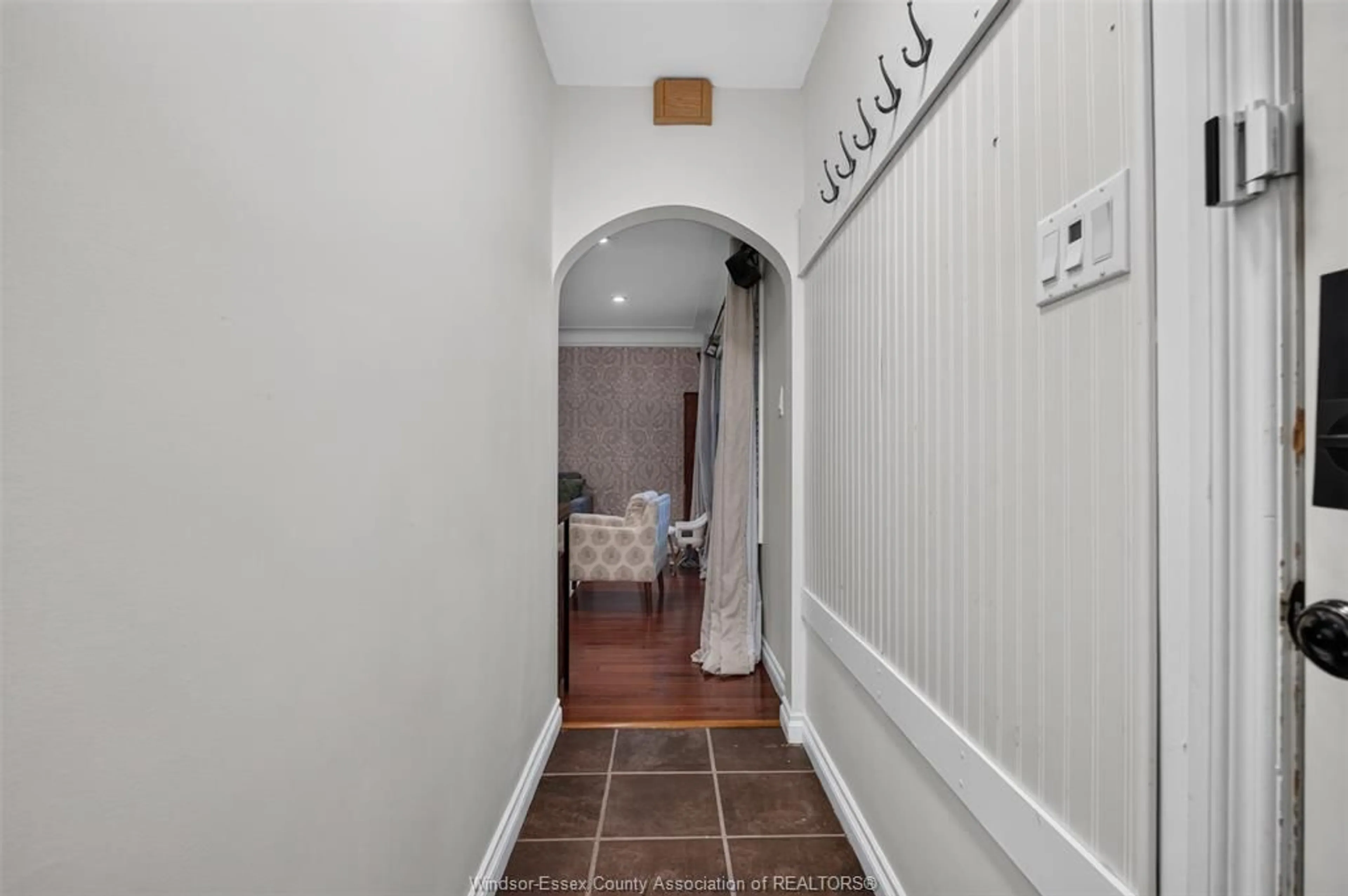 Indoor entryway for 986 Belle Isle View Blvd, Windsor Ontario N8S 3G5