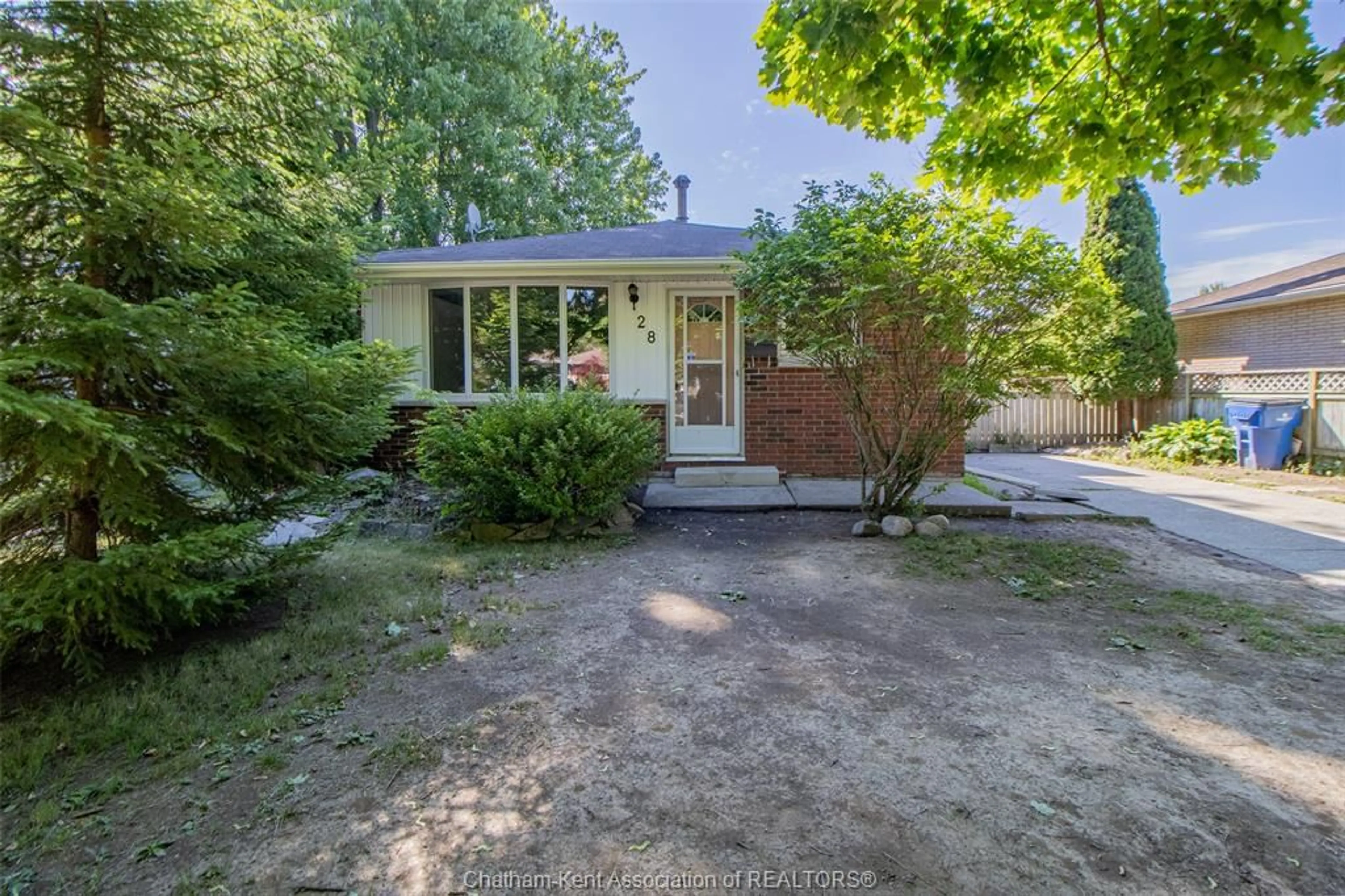 A pic from outside/outdoor area/front of a property/back of a property/a pic from drone, street for 28 Sudbury Dr, Chatham Ontario N7L 2K2