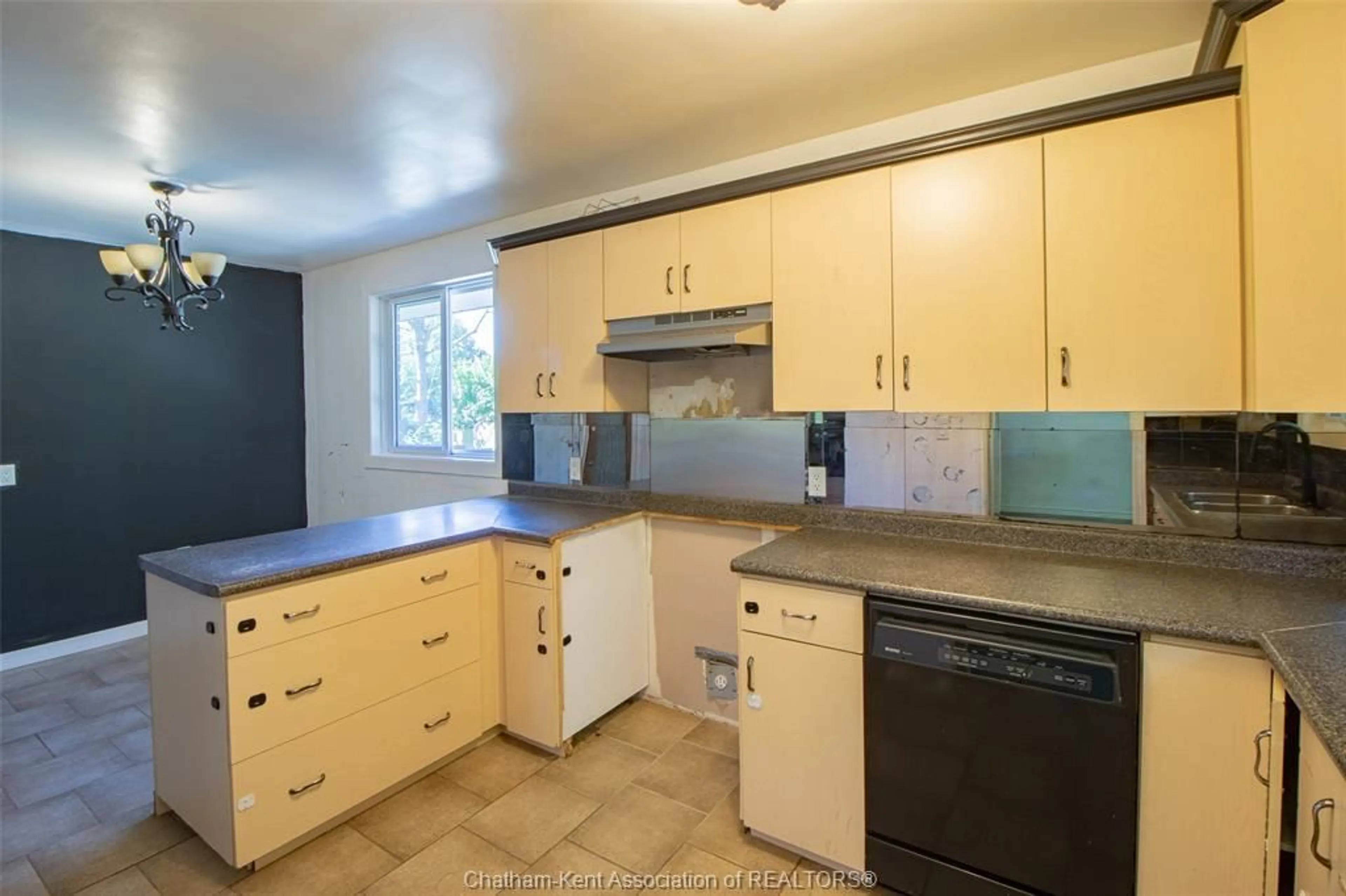 Standard kitchen, unknown for 28 Sudbury Dr, Chatham Ontario N7L 2K2