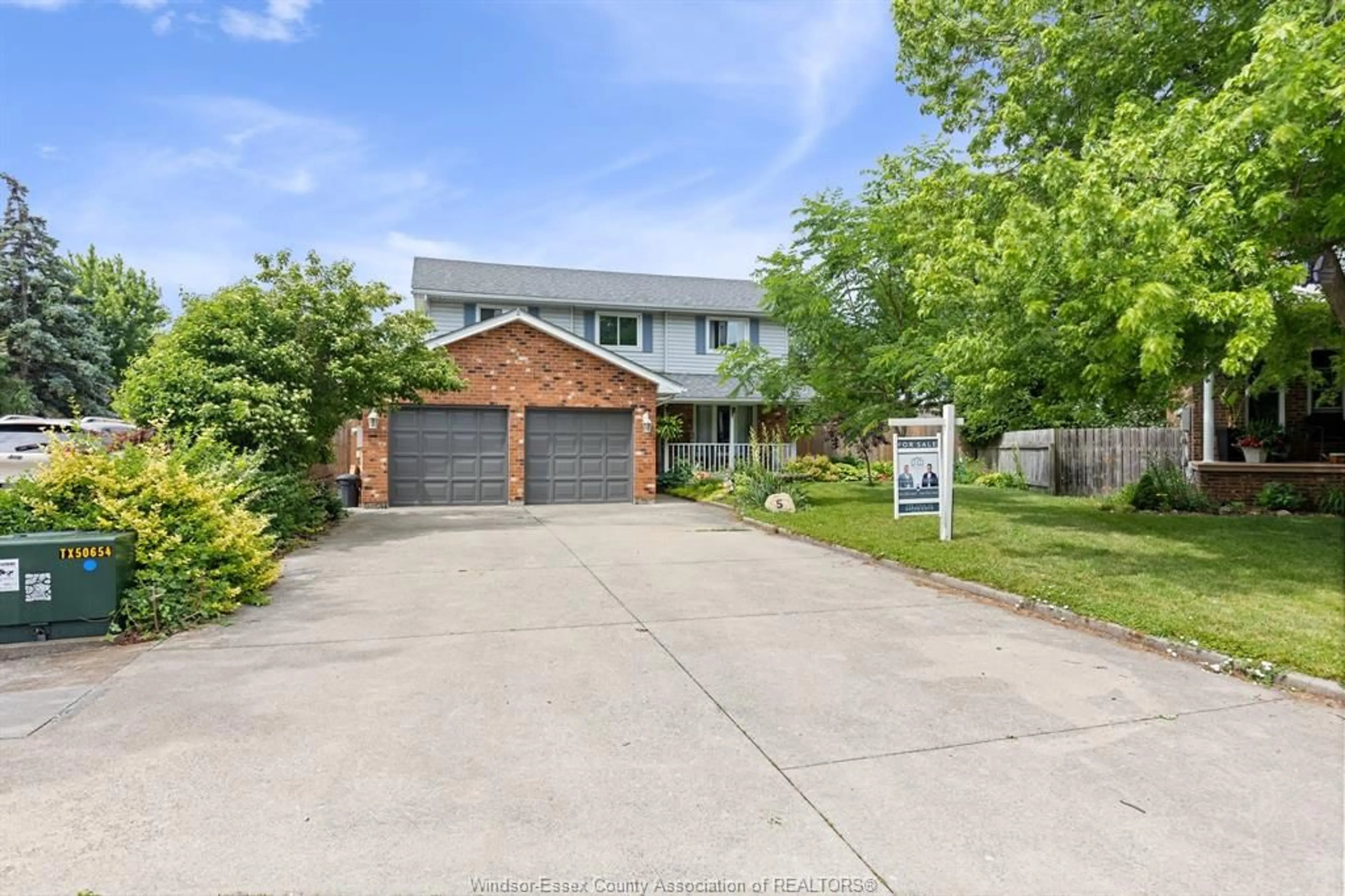 A pic from outside/outdoor area/front of a property/back of a property/a pic from drone, street for 5 ATLANTIC Crt, Amherstburg Ontario N9V 3P5