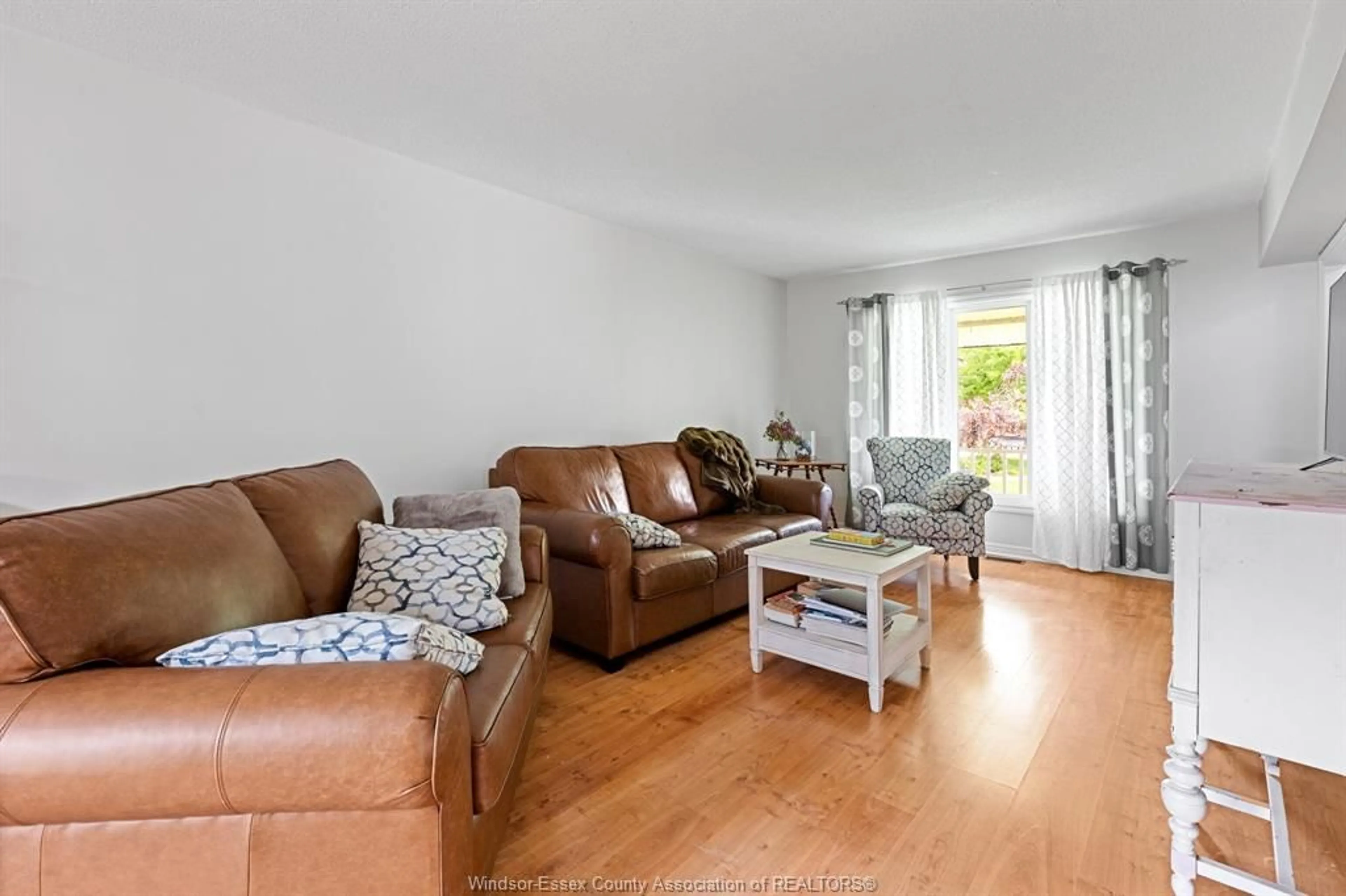 Living room with furniture, wood/laminate floor for 5 ATLANTIC Crt, Amherstburg Ontario N9V 3P5