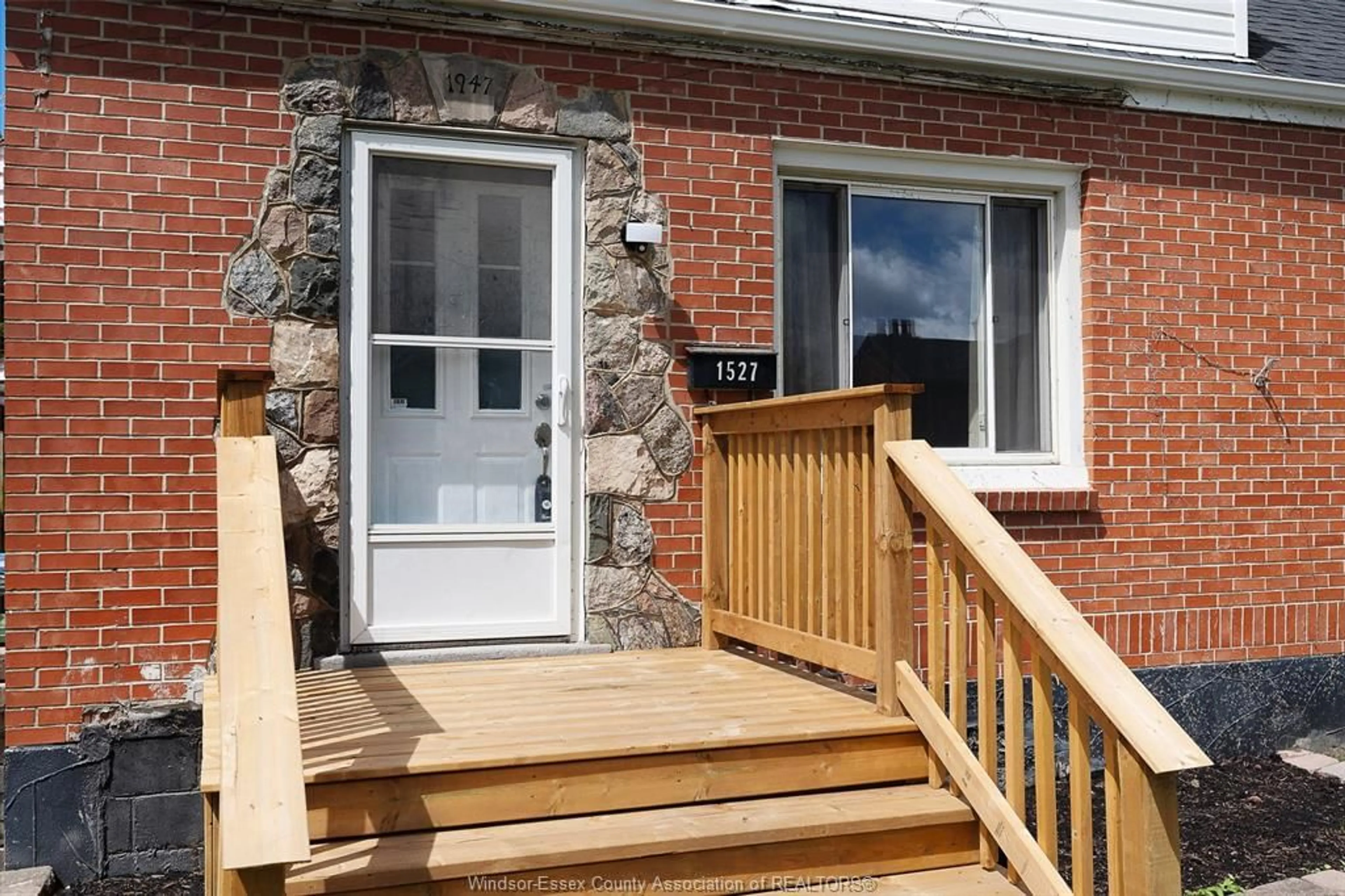 Home with brick exterior material, street for 1527 BENJAMIN Ave, Windsor Ontario N8X 4N3
