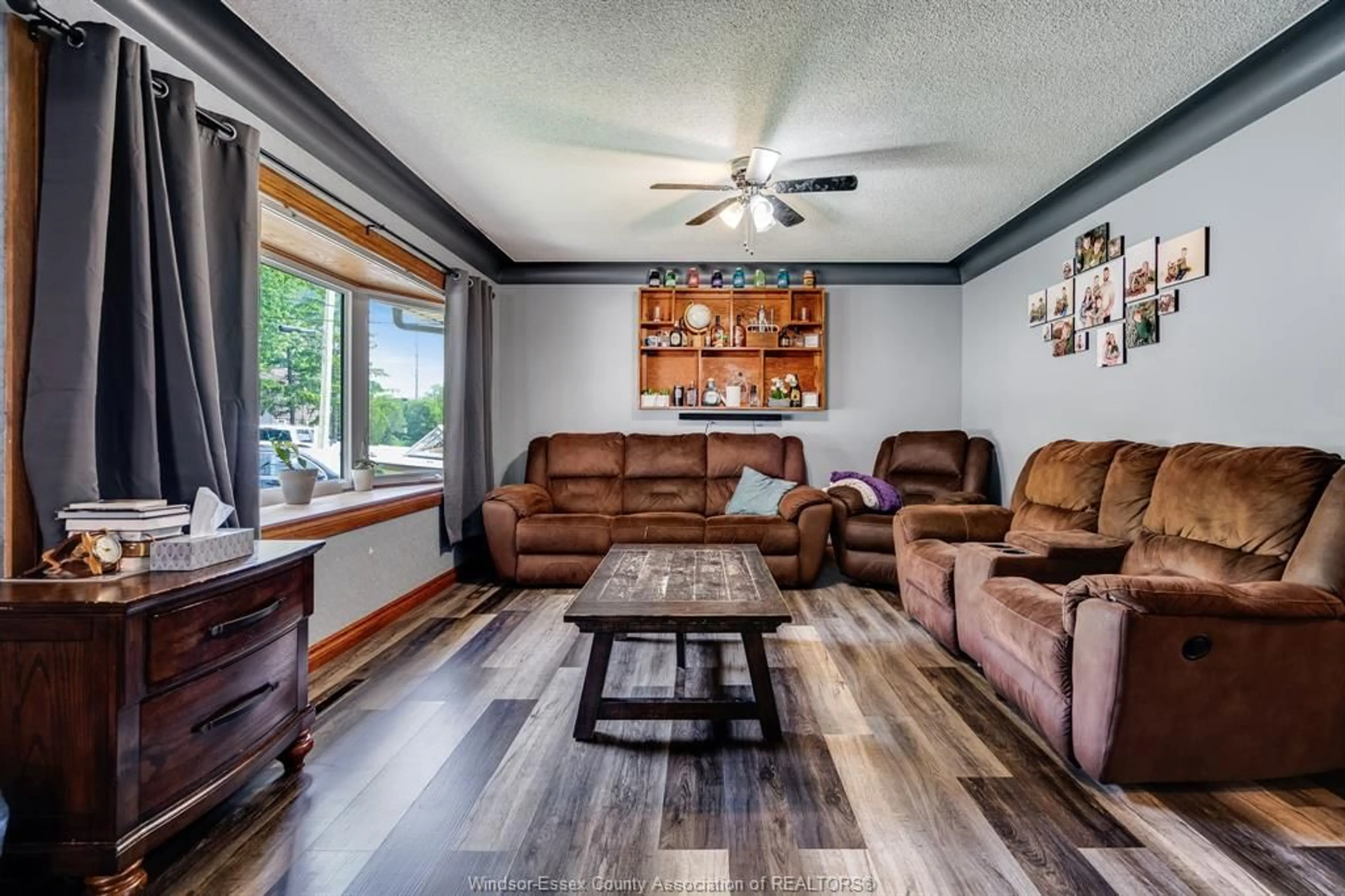 Living room with furniture, wood/laminate floor for 72 Hodgins St, Leamington Ontario N8H 2N7