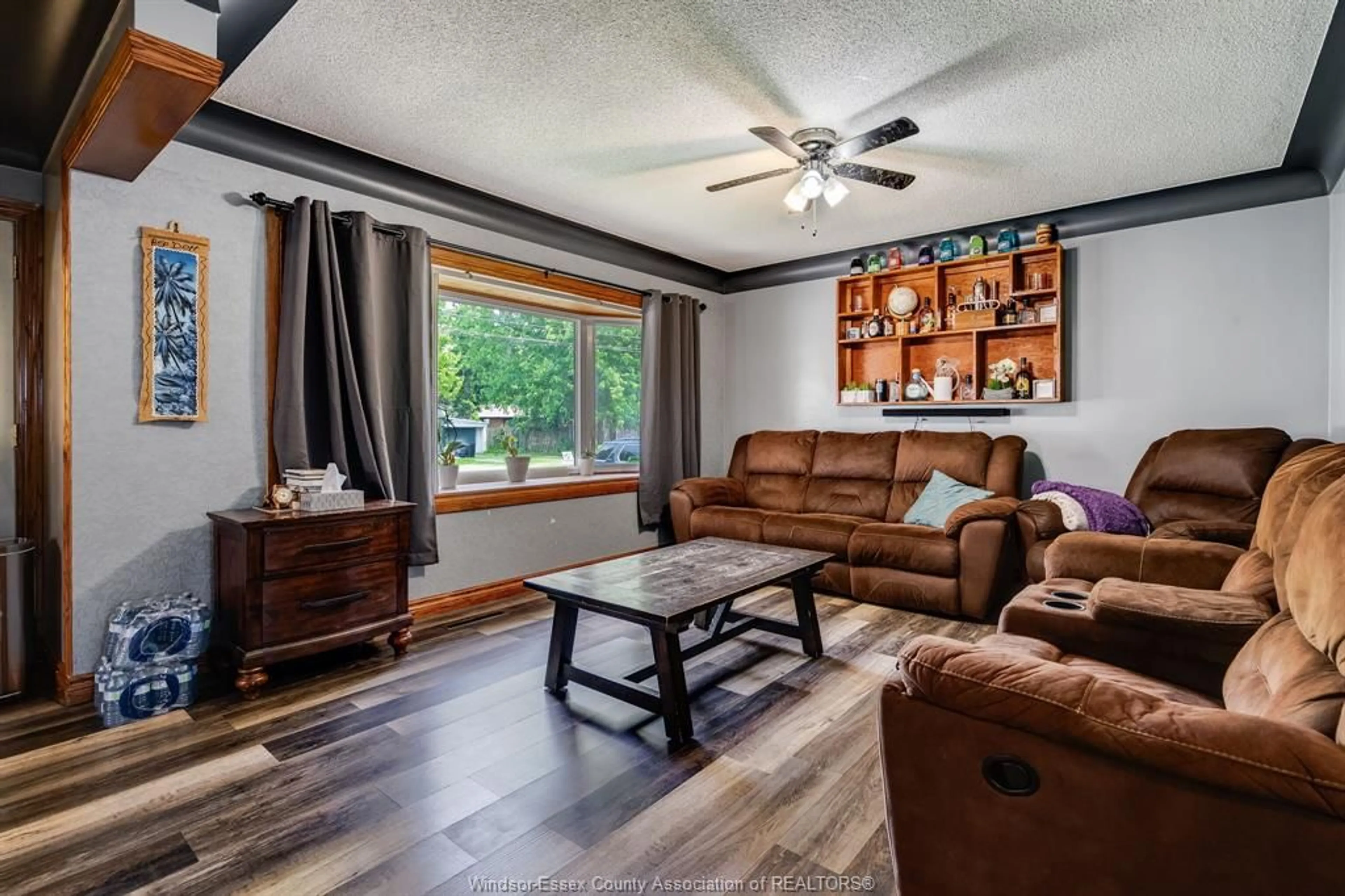 Living room with furniture, wood/laminate floor for 72 Hodgins St, Leamington Ontario N8H 2N7