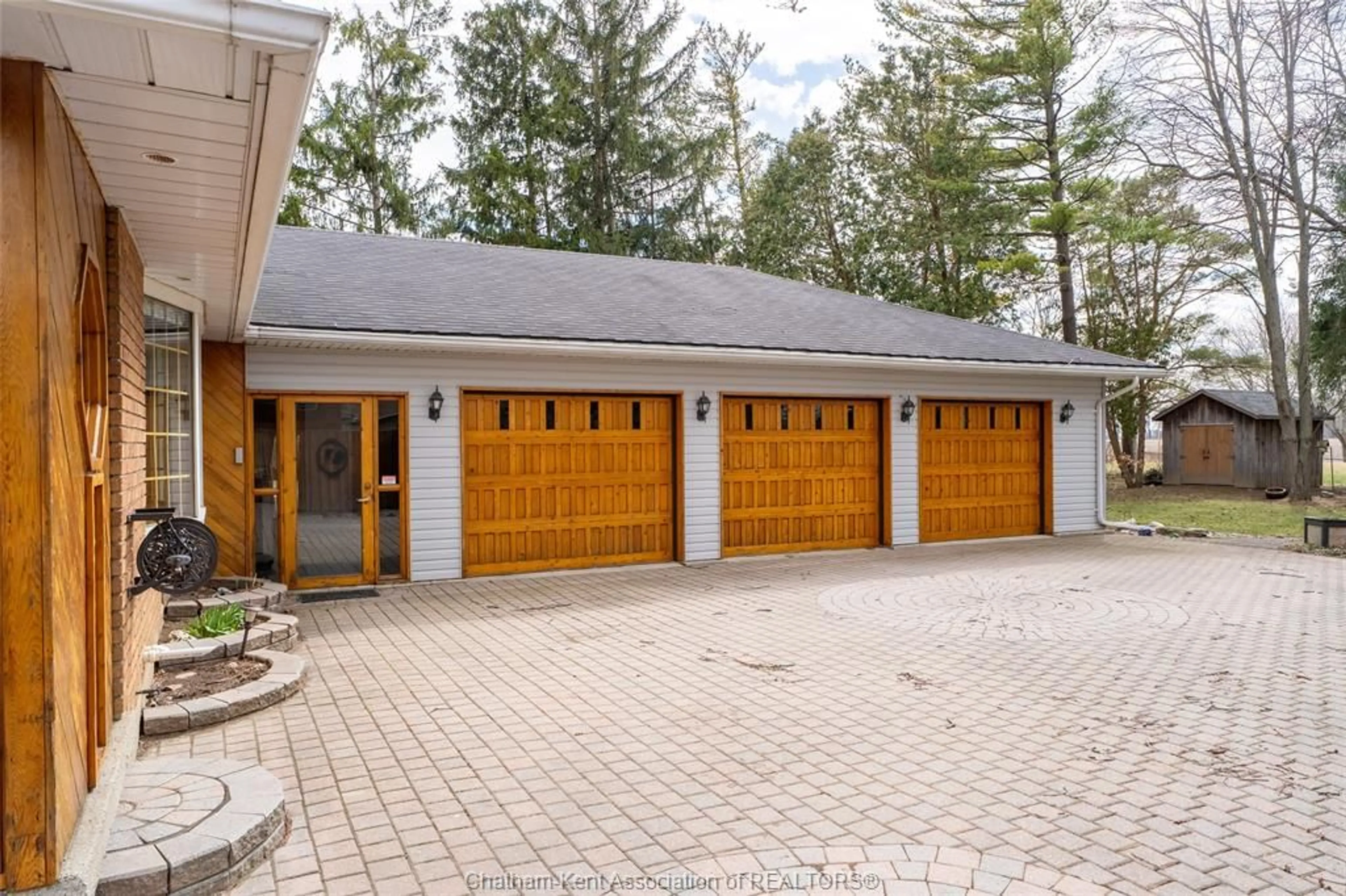 Indoor garage for 15 Detroit Dr, Chatham Ontario N7M 2M2