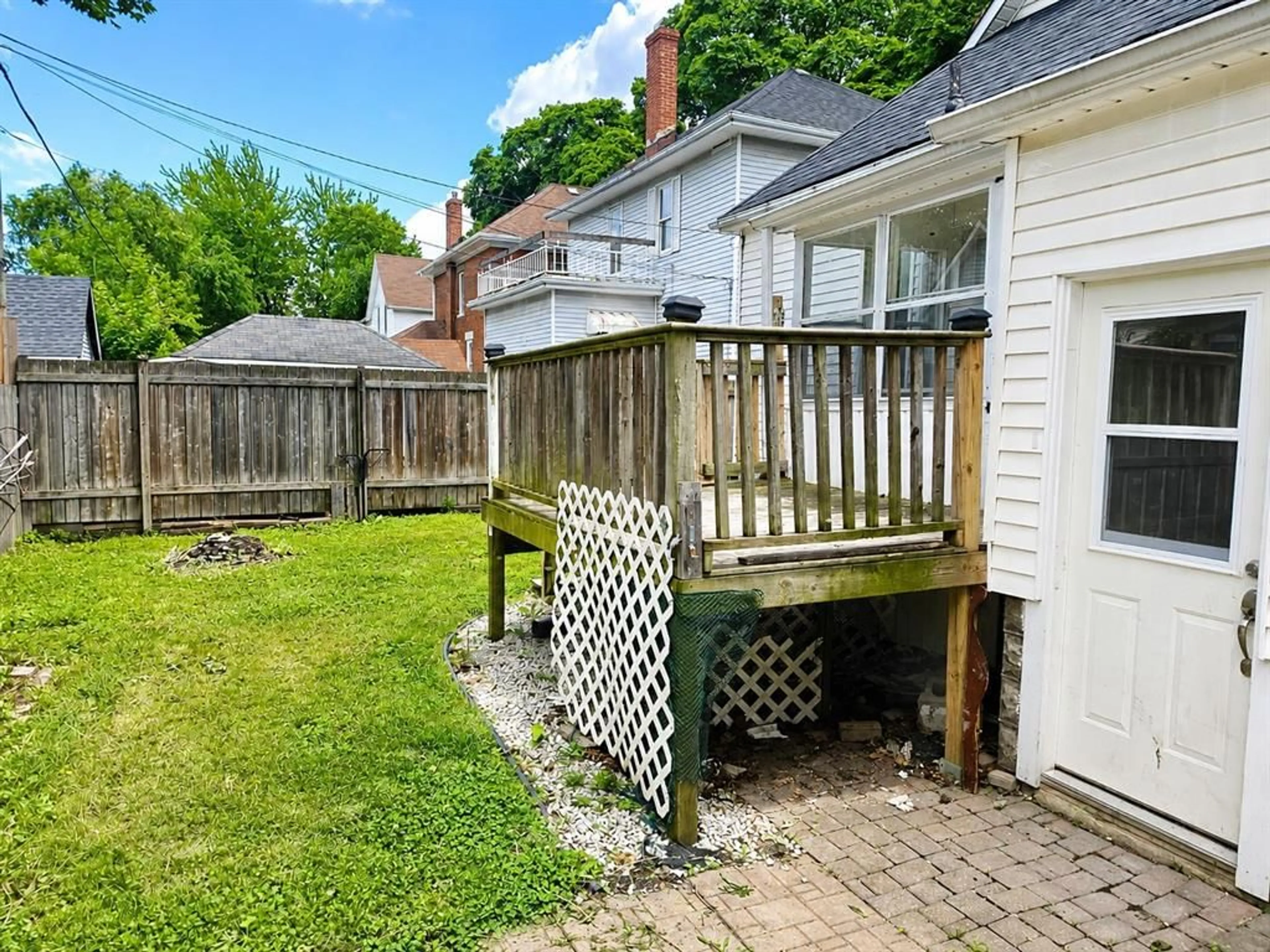 Patio, street for 366 Cromwell St, Sarnia Ontario N7T 3Y8