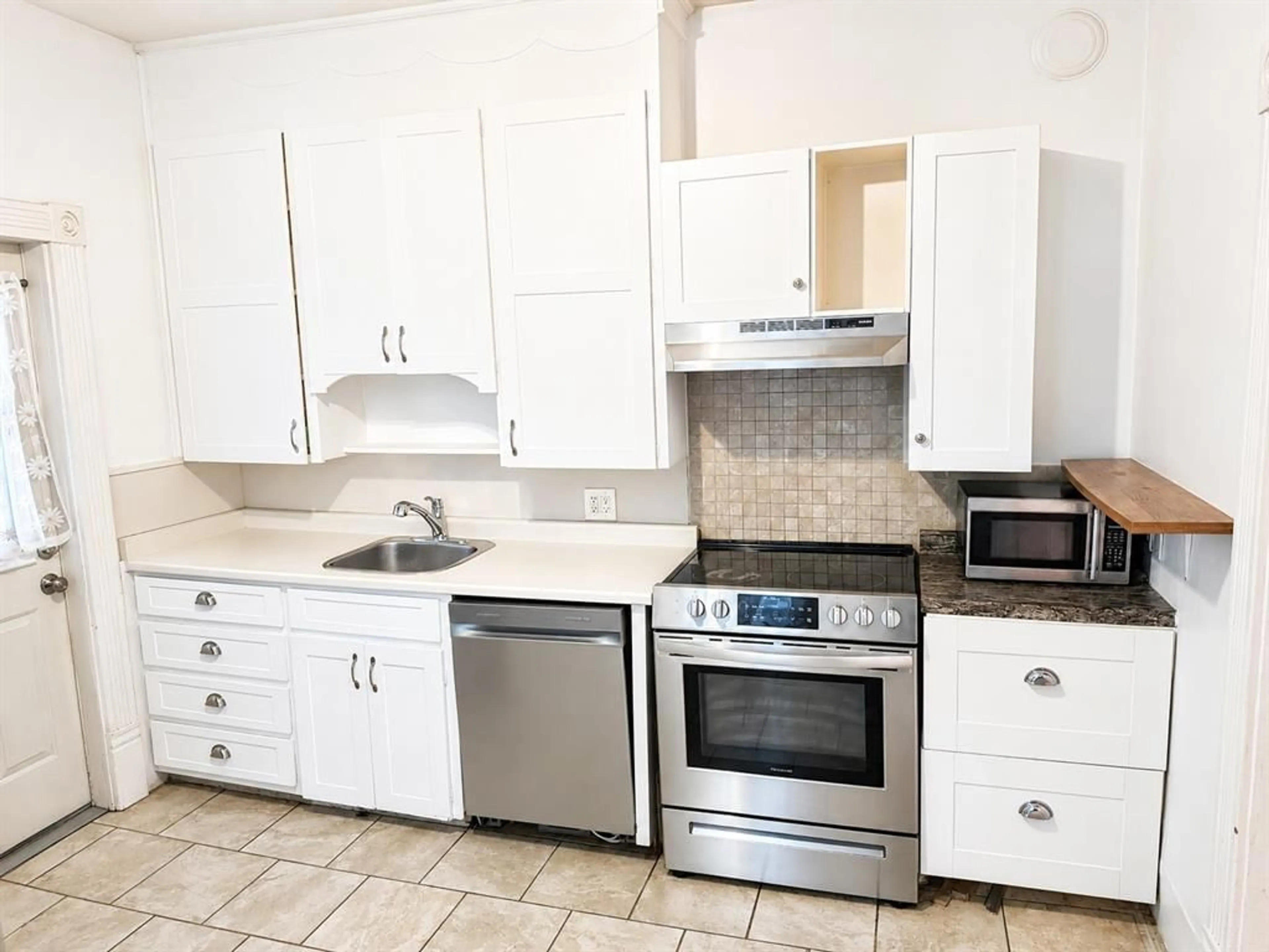 Standard kitchen, unknown for 366 Cromwell St, Sarnia Ontario N7T 3Y8