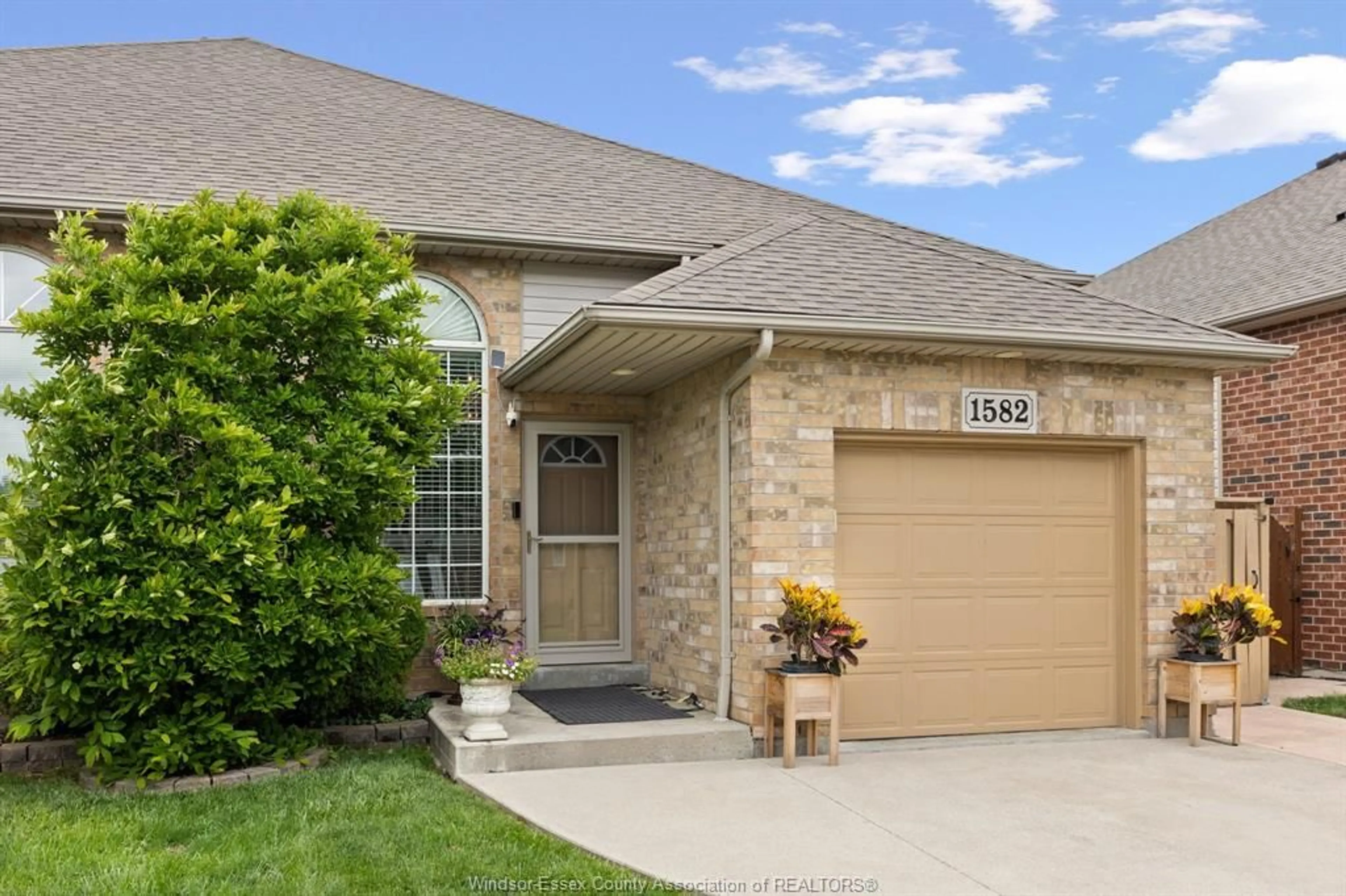 Home with brick exterior material, street for 1582 HEATHERGLEN, Tecumseh Ontario N8N 5B4