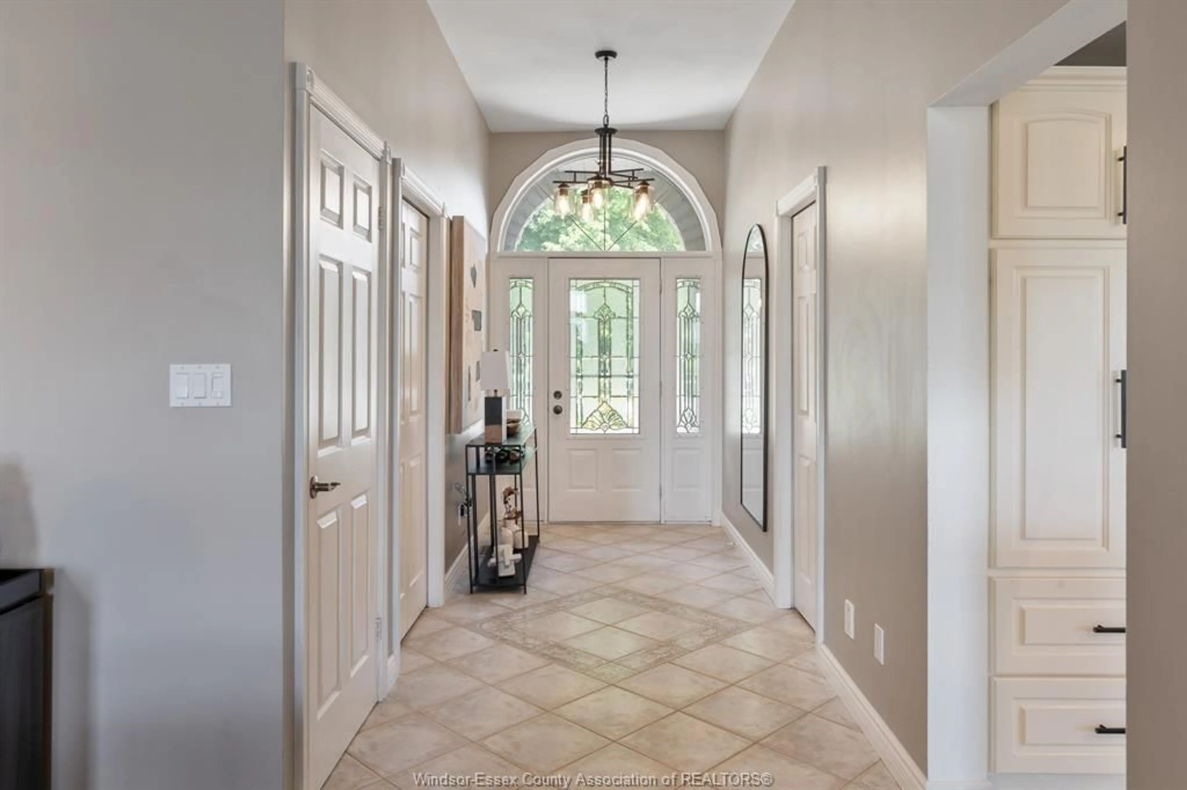 Indoor entryway for 1056 MARTIN Lane, LaSalle Ontario N9J 2X1