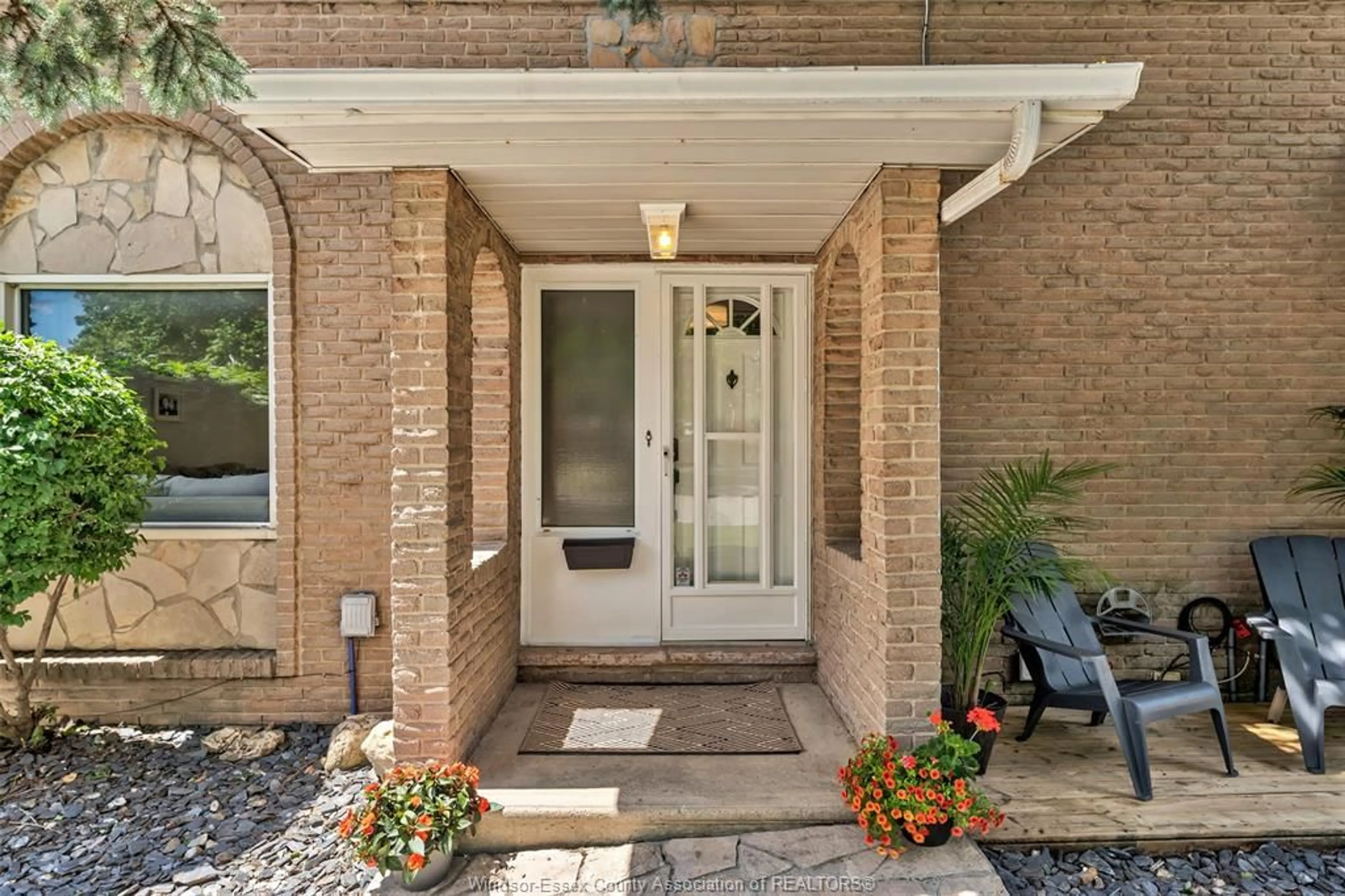 Indoor entryway for 10700 ATWATER Cres, Windsor Ontario N8R 1N6