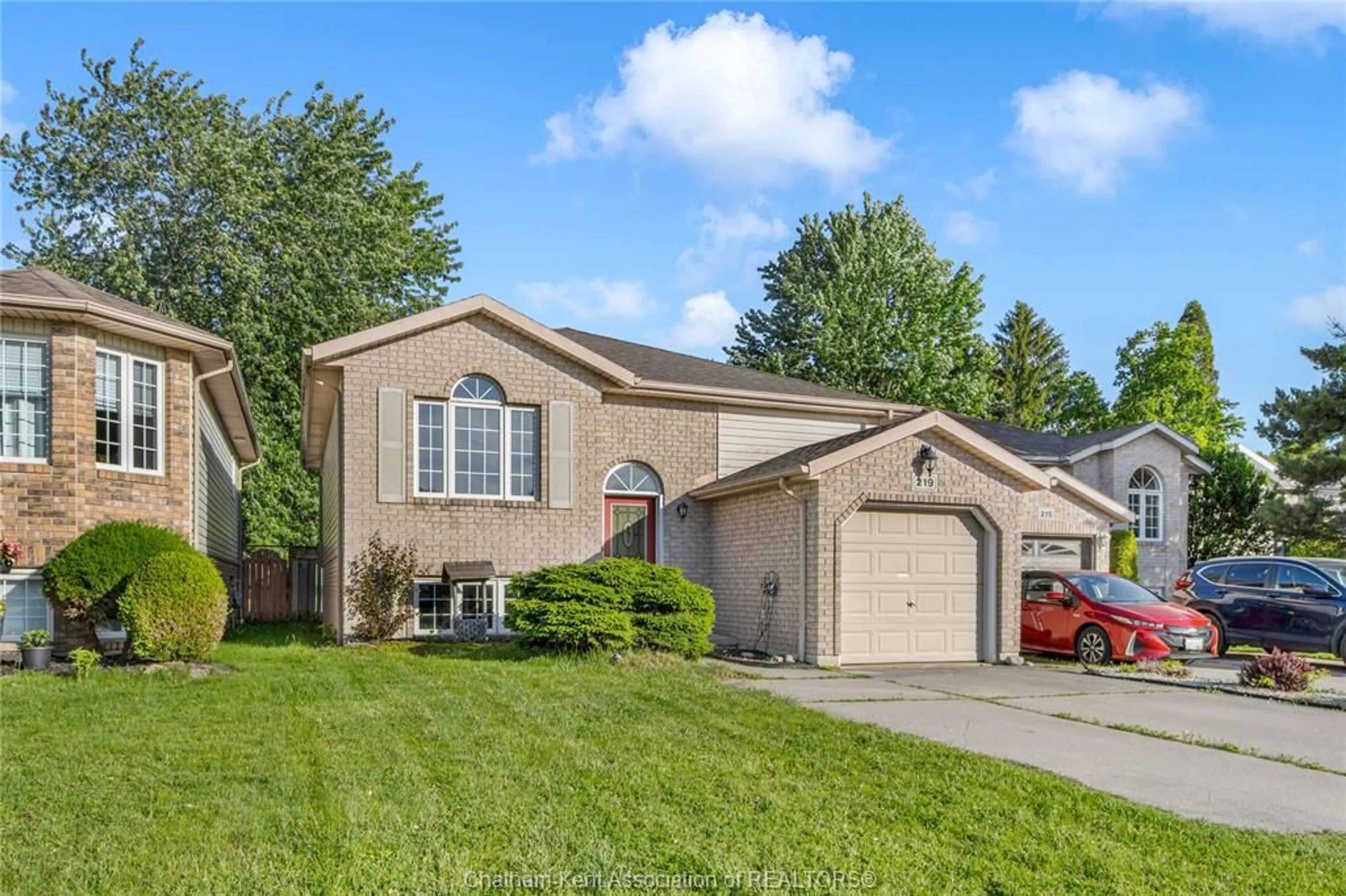 Home with vinyl exterior material, street for 219 GREENFIELD Lane, Chatham Ontario N7L 5N3