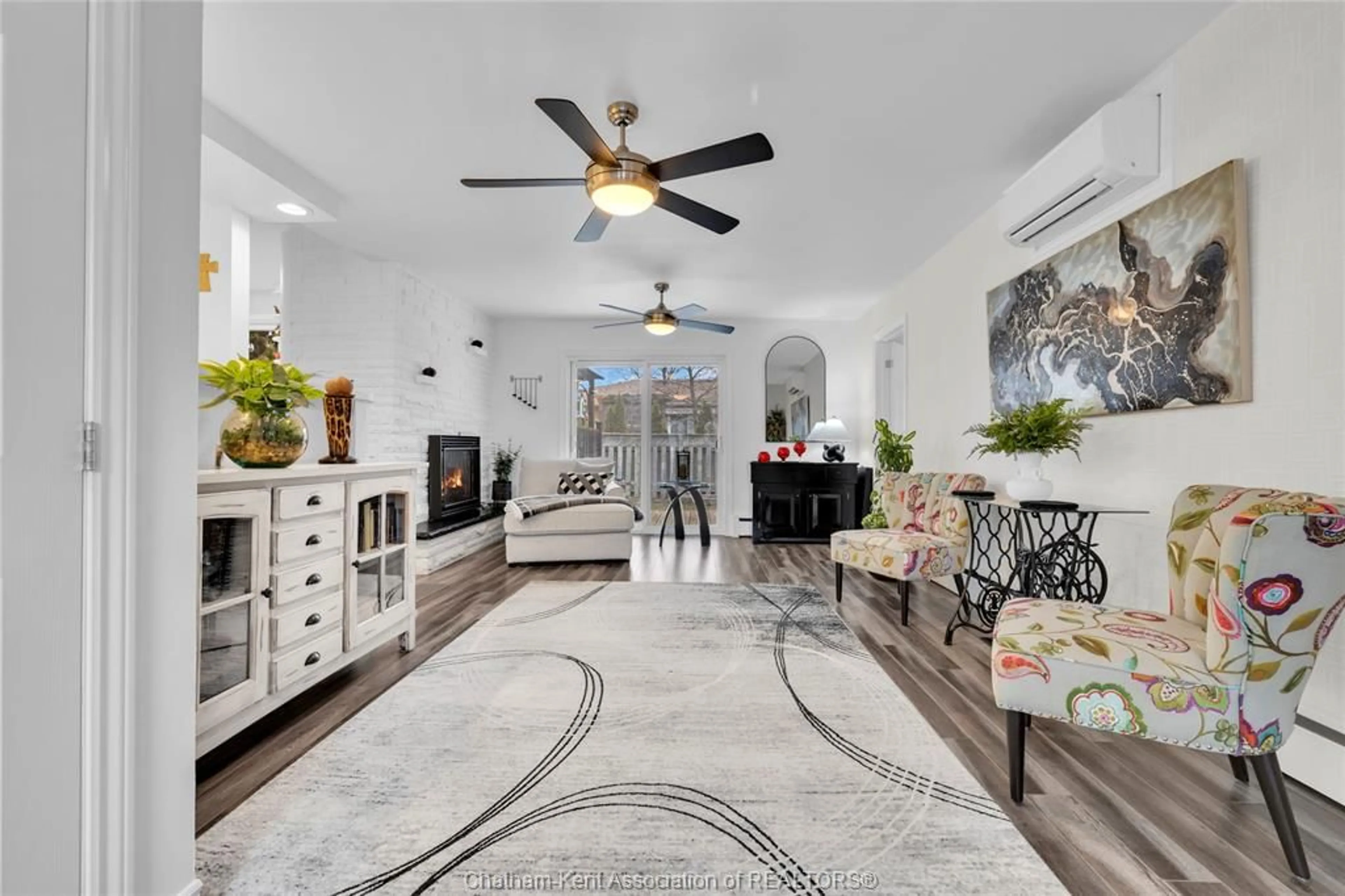 Living room with furniture, unknown for 5 Phyllis Ave, Chatham Ontario N7M 3B8