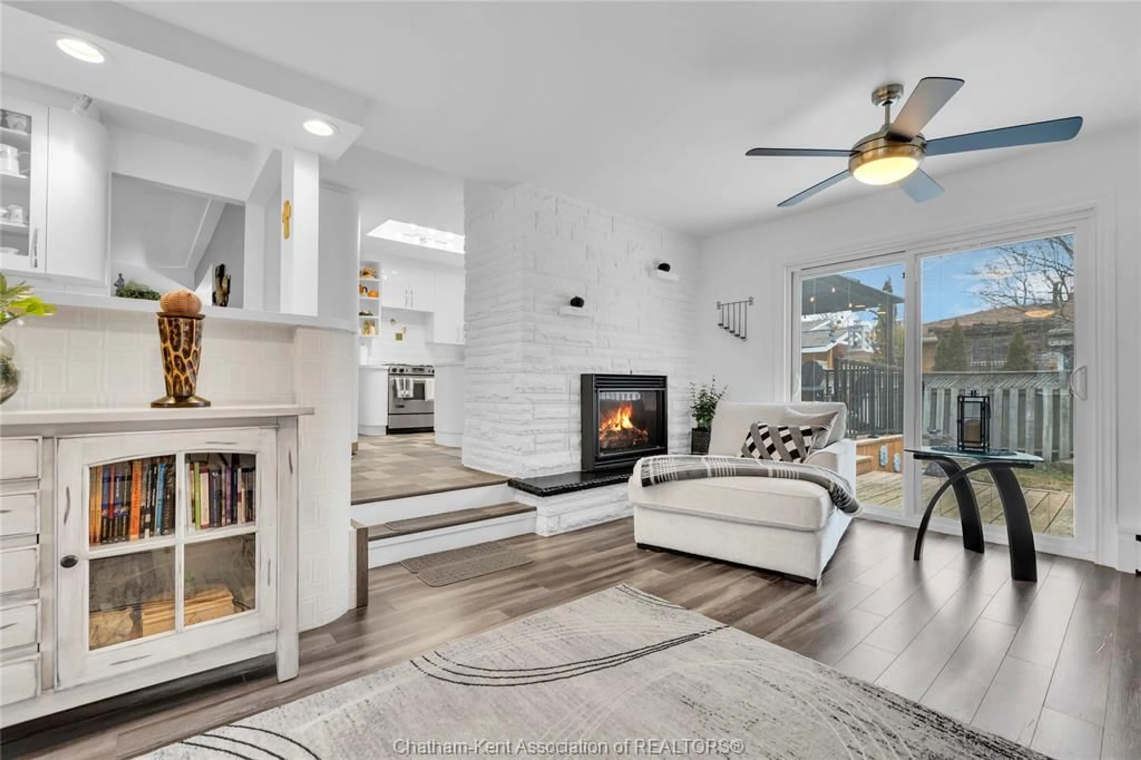 Living room with furniture, unknown for 5 Phyllis Ave, Chatham Ontario N7M 3B8