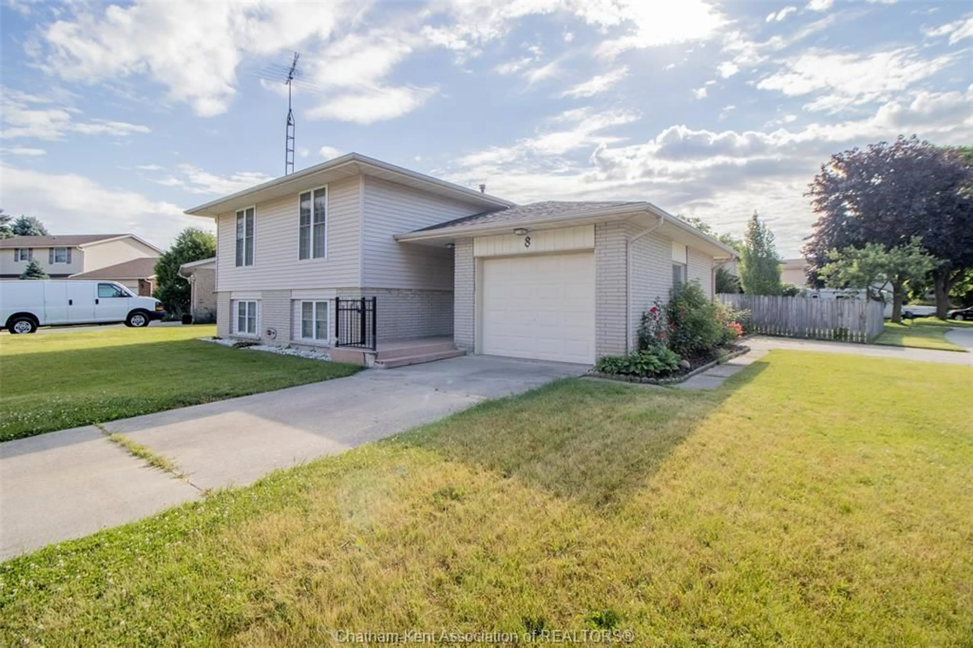 A pic from outside/outdoor area/front of a property/back of a property/a pic from drone, street for 8 Regal Pl, Chatham Ontario N7M 5P5