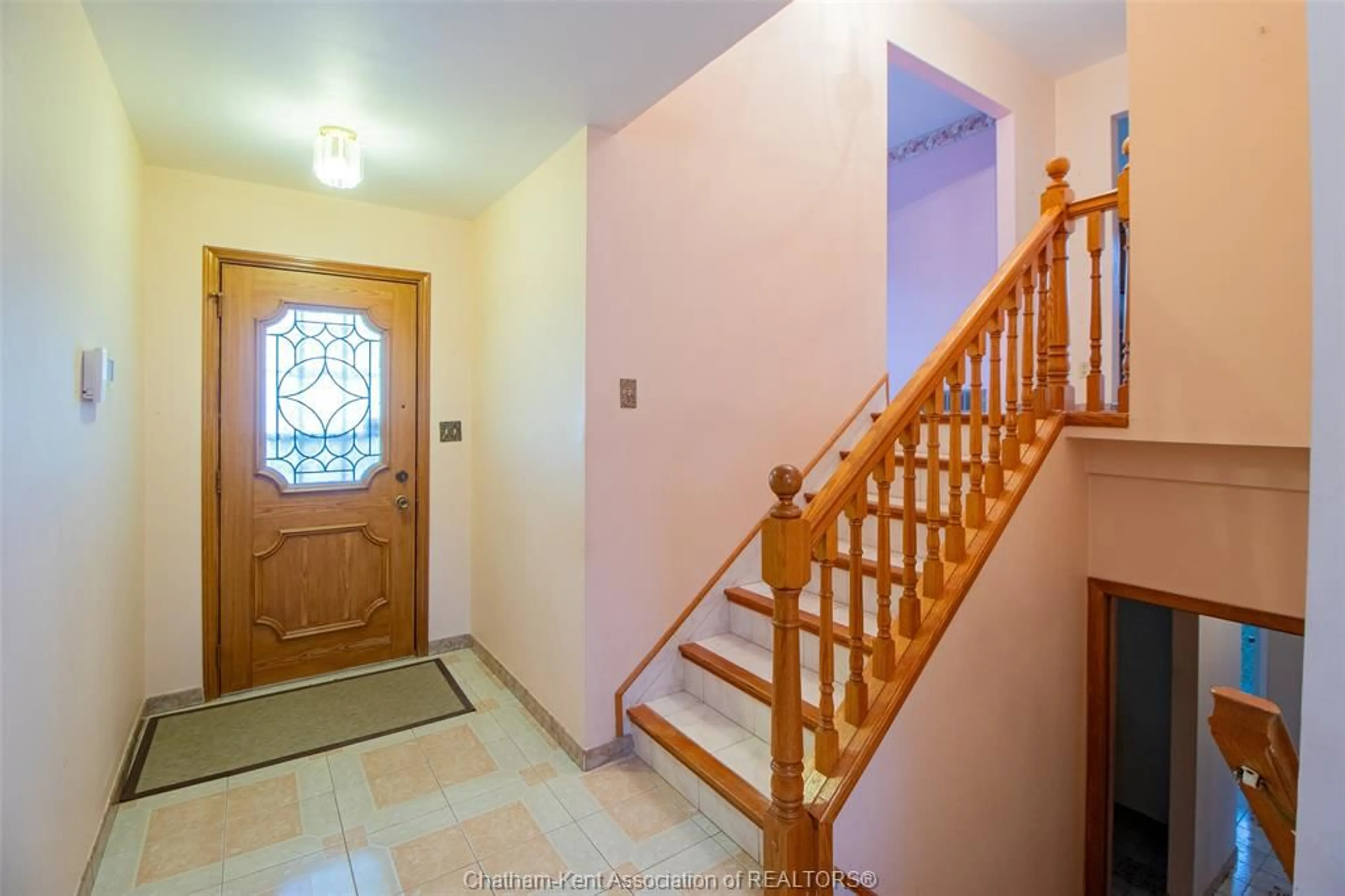 Indoor foyer for 8 Regal Pl, Chatham Ontario N7M 5P5