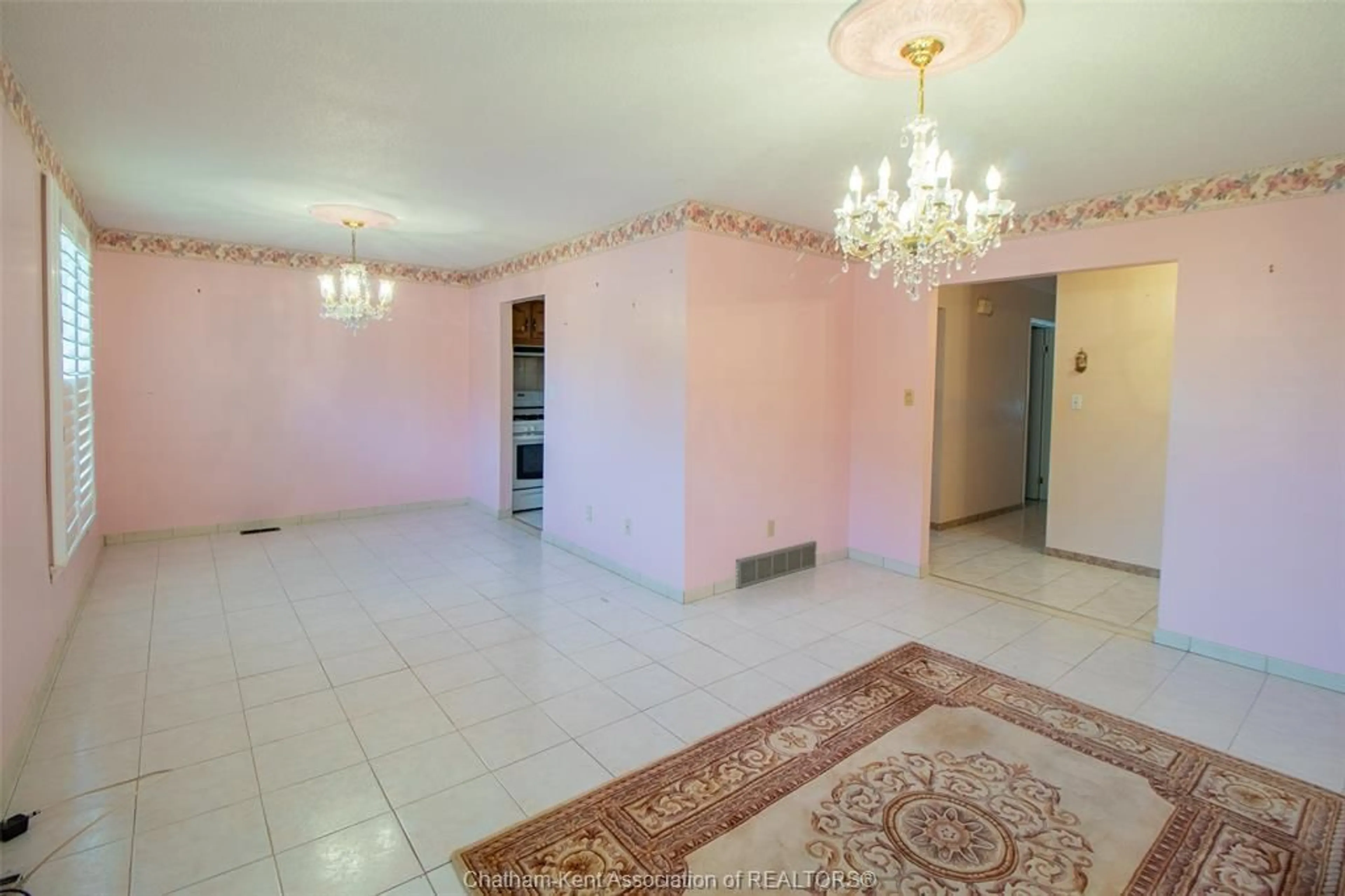 Indoor foyer for 8 Regal Pl, Chatham Ontario N7M 5P5