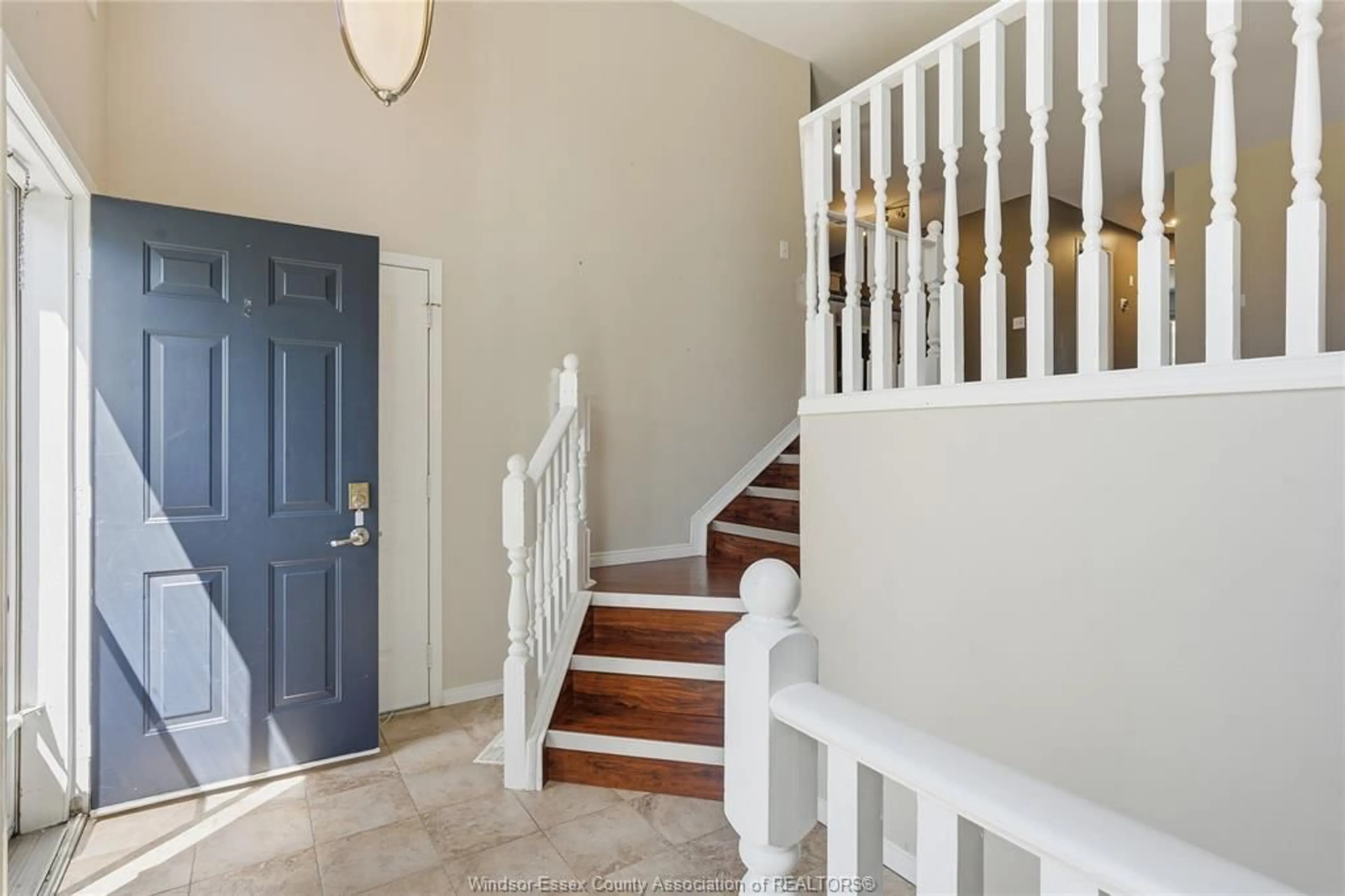 Indoor foyer for 437 MERRILL Ave, LaSalle Ontario N9J 3R2