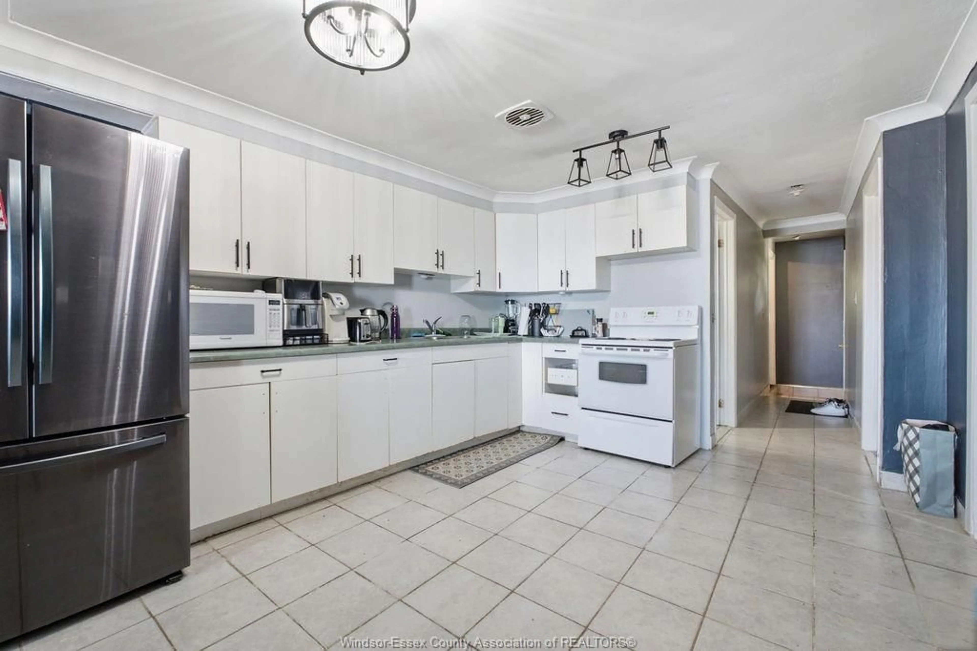 Standard kitchen, ceramic/tile floor for 1437 HERITAGE Rd, Kingsville Ontario N9Y 2E6