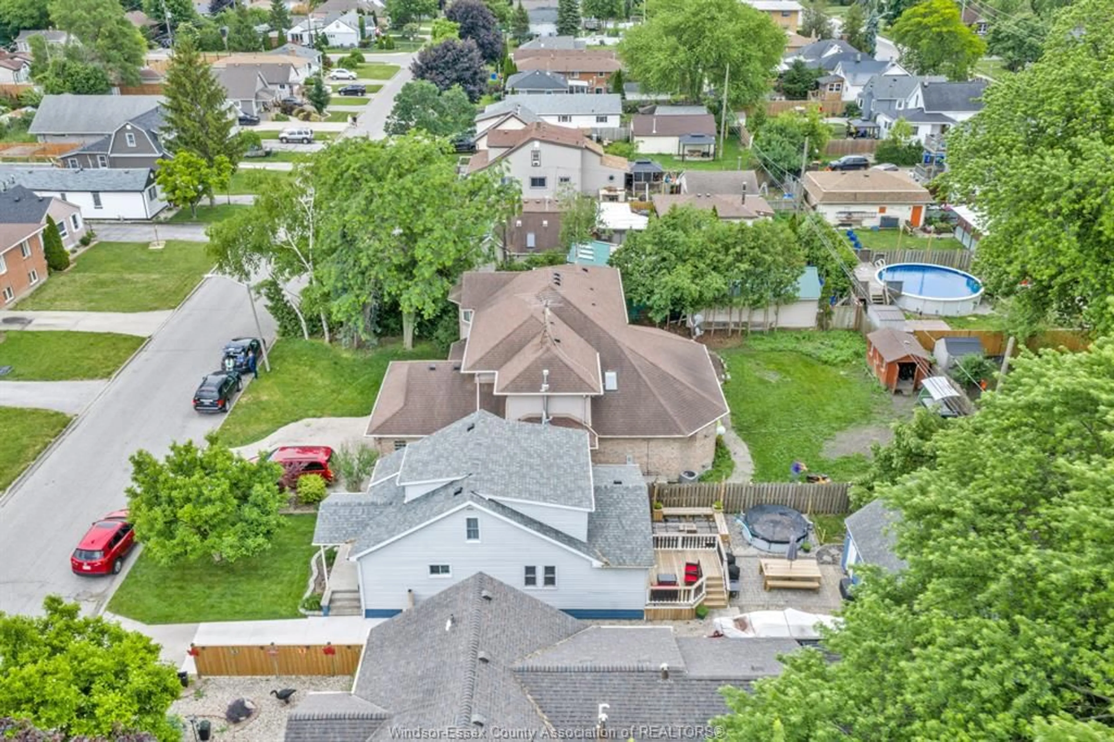A pic from outside/outdoor area/front of a property/back of a property/a pic from drone, street for 345 FRANK Ave, Windsor Ontario N8S 3N9