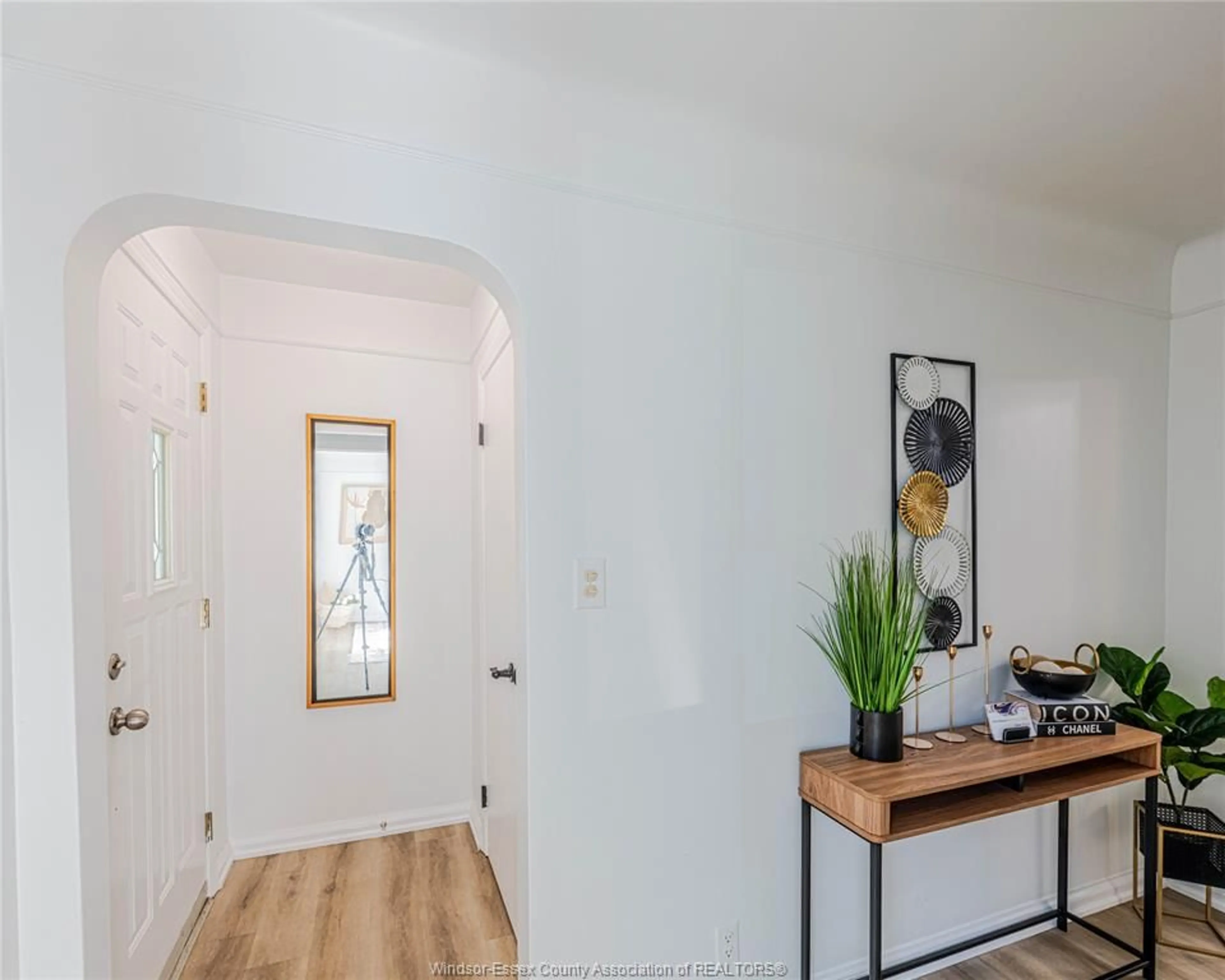 Indoor entryway for 3365 CURRY Ave, Windsor Ontario N9E 2T4