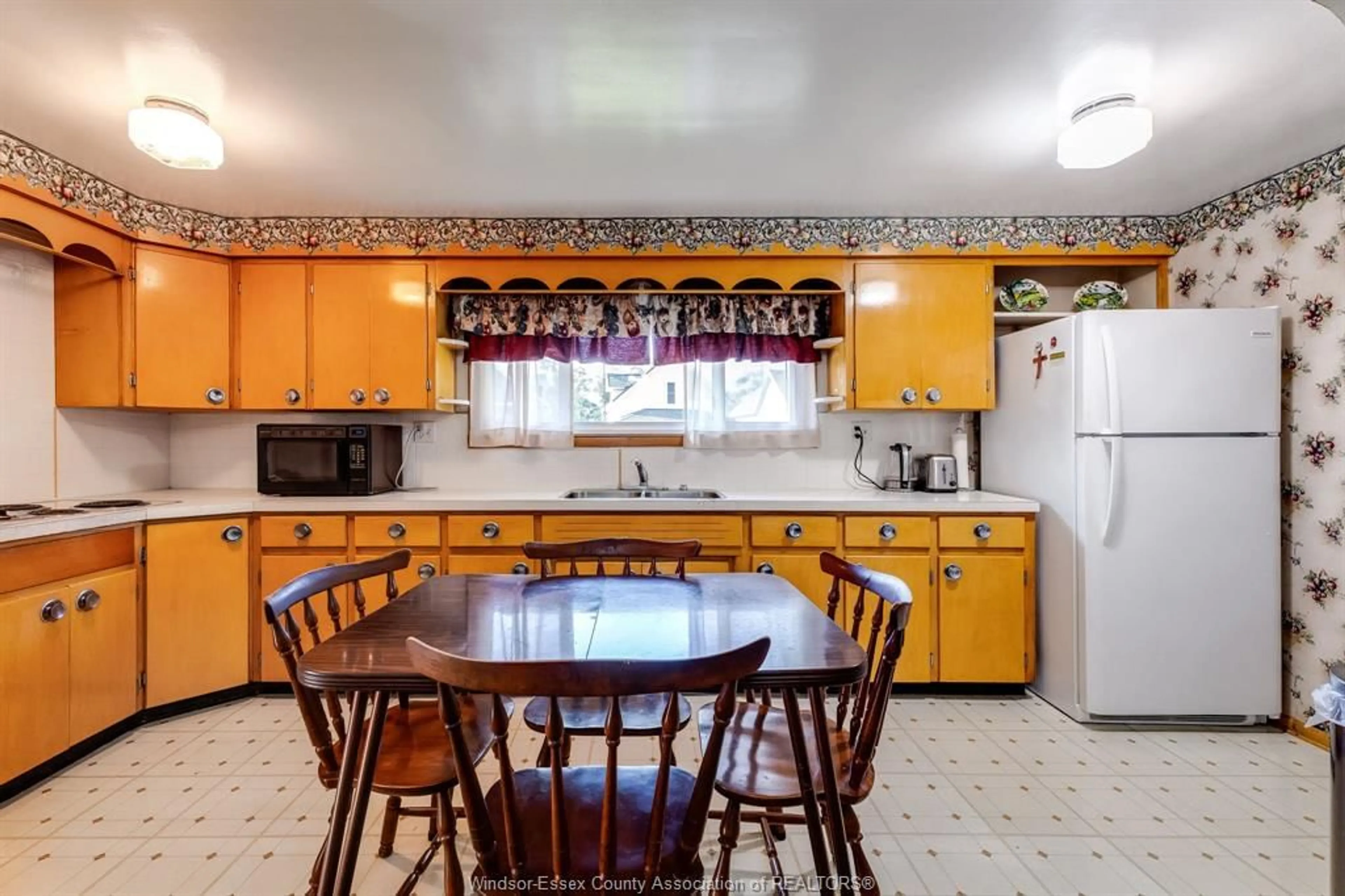 Standard kitchen, ceramic/tile floor for 62 Canal St, Tilbury Ontario N0P 2L0