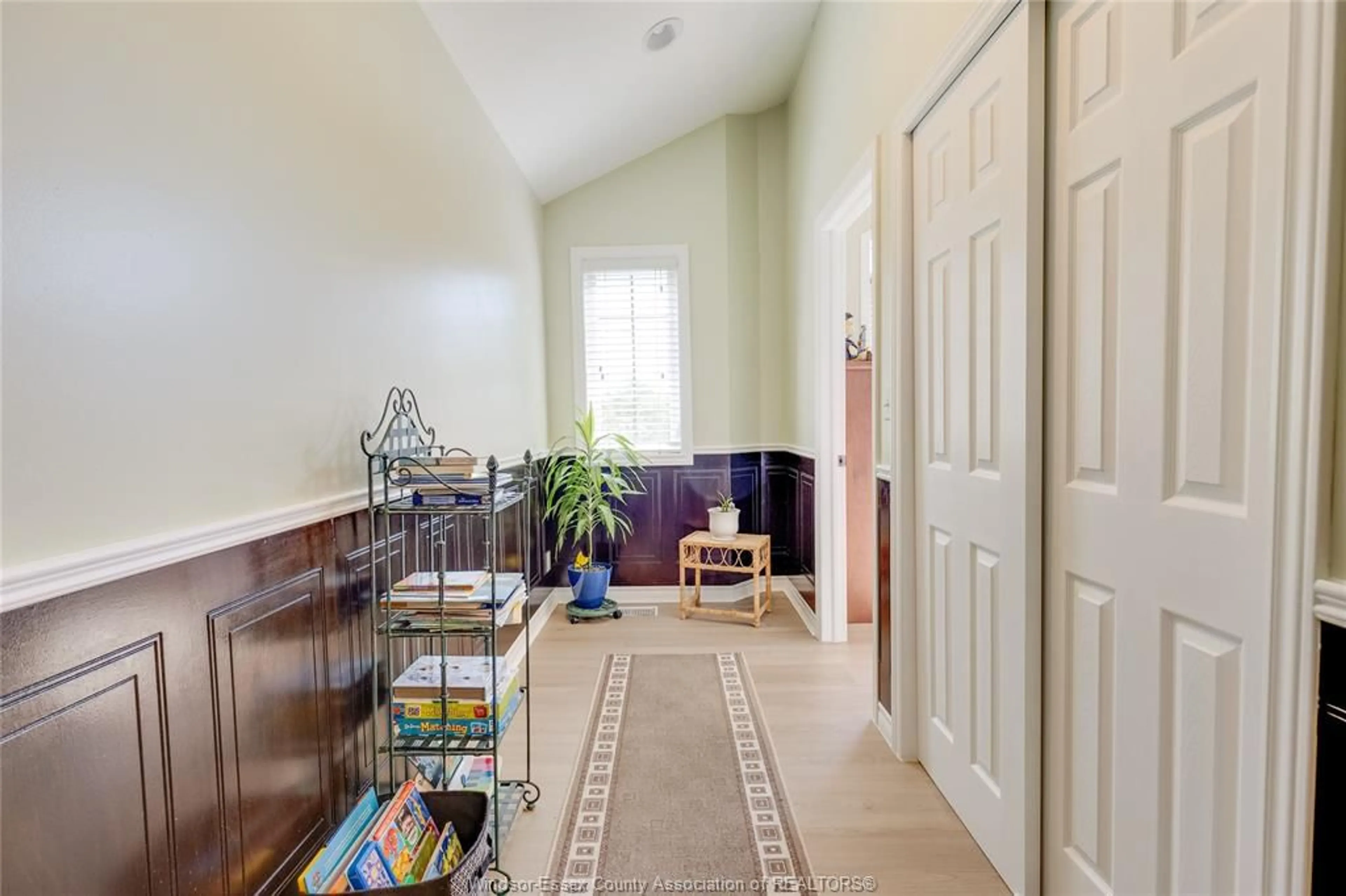 Indoor entryway for 503 REGENT, St. Clair Beach Ontario N8N 4B8