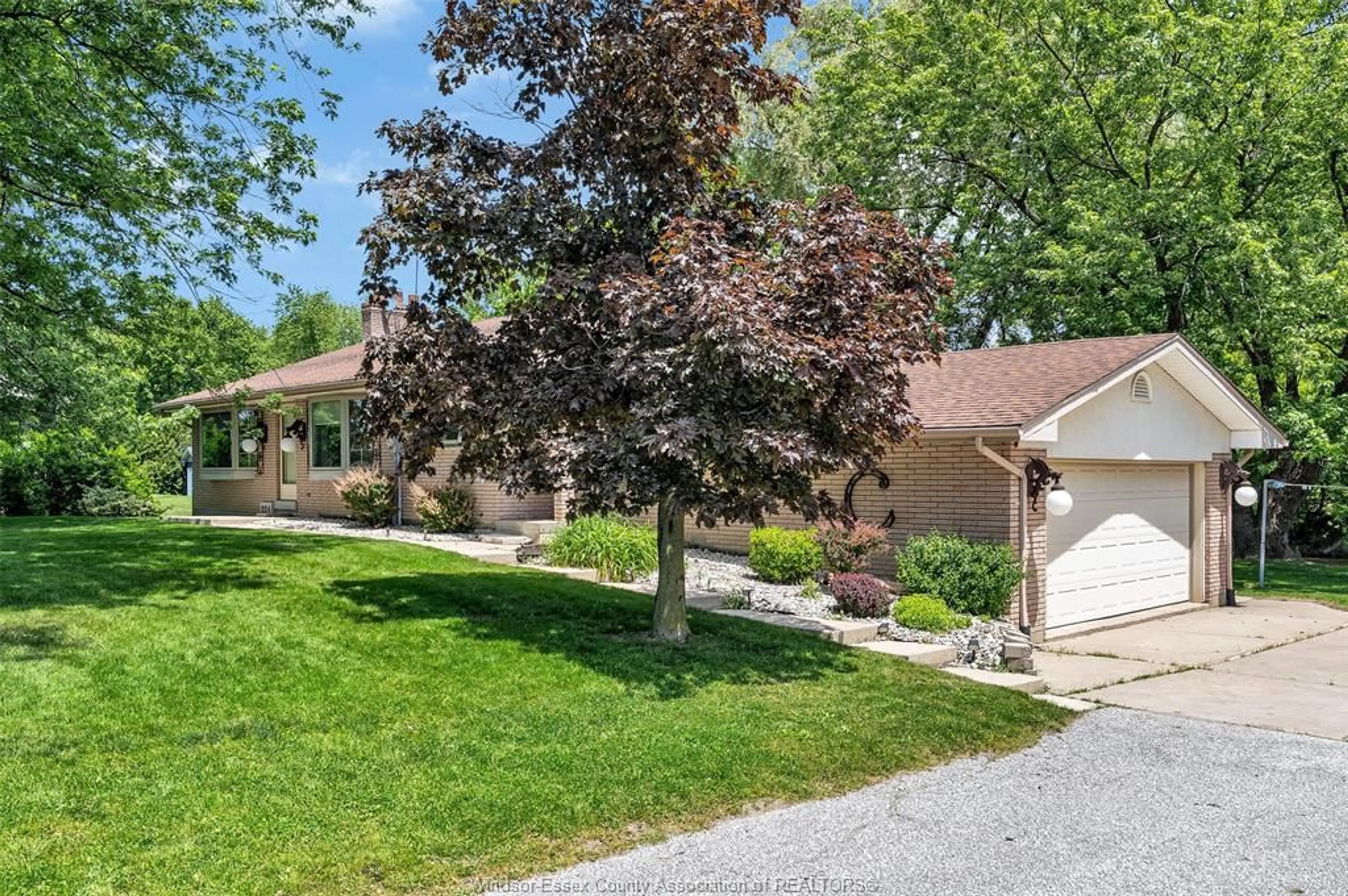 A pic from outside/outdoor area/front of a property/back of a property/a pic from drone, street for 224 WEST PIKE CREEK, Lakeshore Ontario N8N 2L9