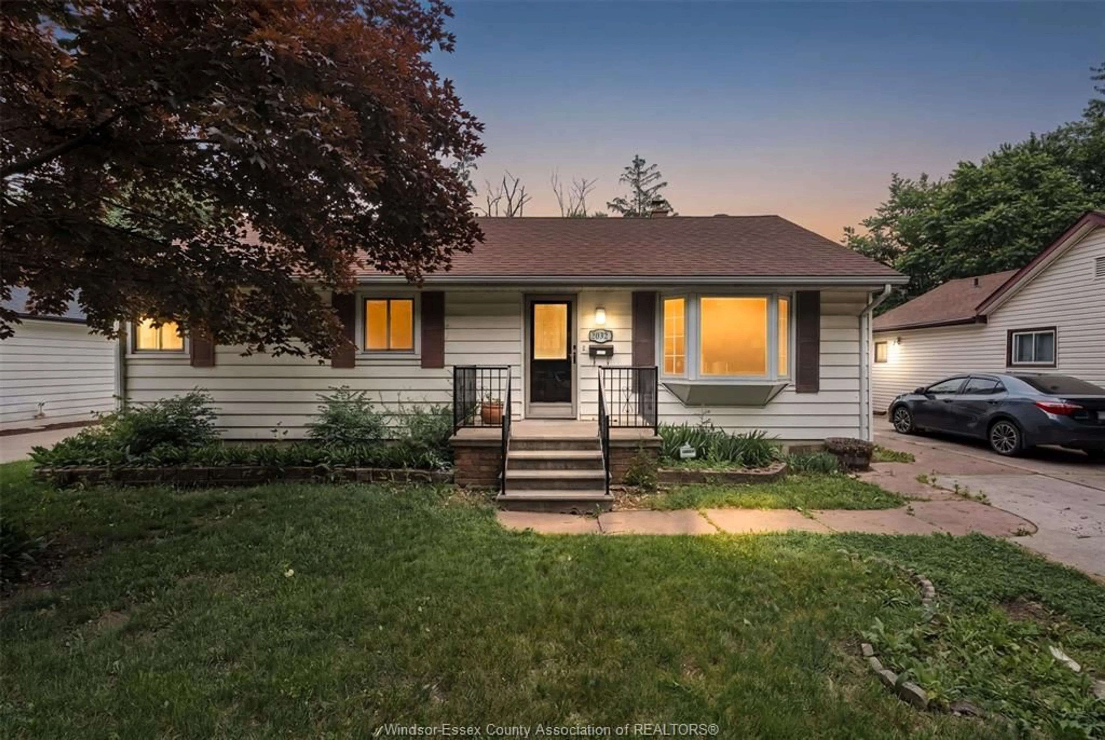 Home with vinyl exterior material, street for 2032 FORD Blvd, Windsor Ontario N8T 2E7