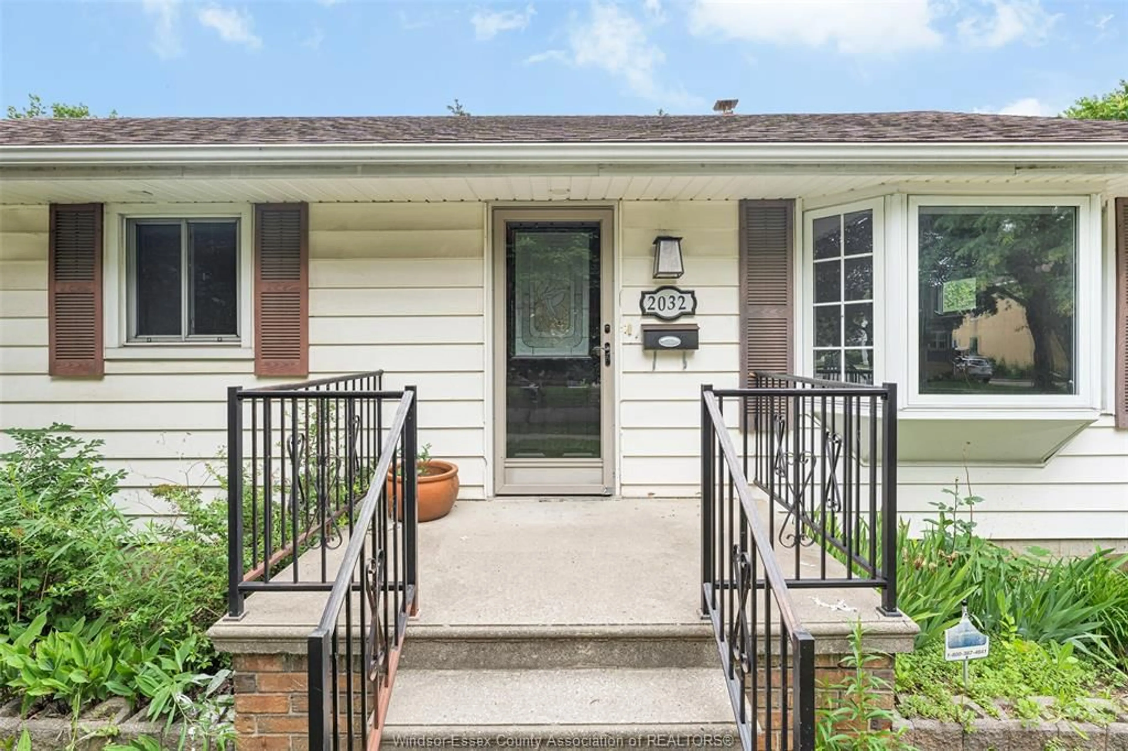 Home with vinyl exterior material, street for 2032 FORD Blvd, Windsor Ontario N8T 2E7