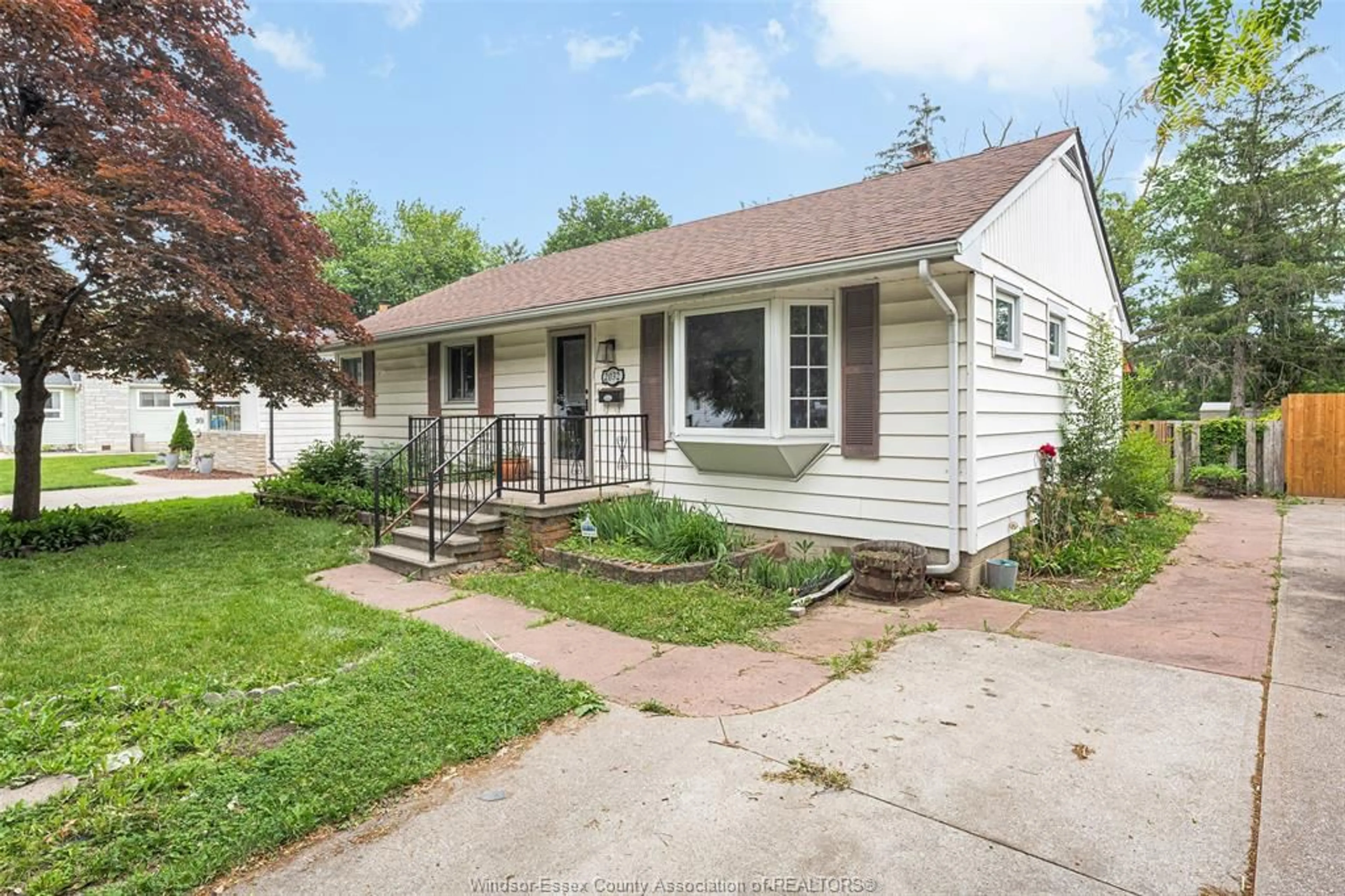 Home with vinyl exterior material, street for 2032 FORD Blvd, Windsor Ontario N8T 2E7