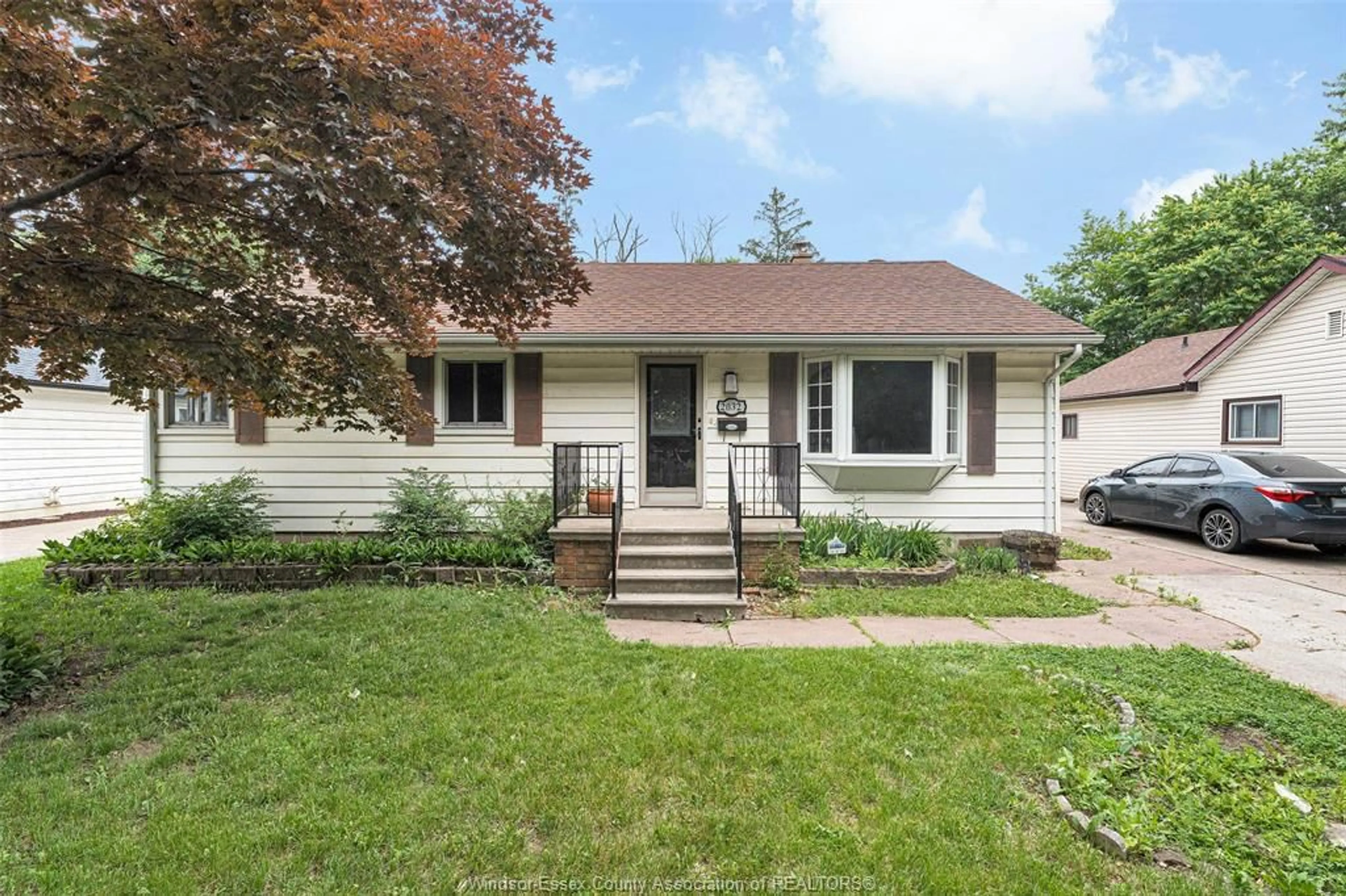 Home with vinyl exterior material, street for 2032 FORD Blvd, Windsor Ontario N8T 2E7